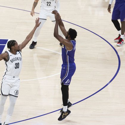 Triplo de Bronny com assistência de LeBron