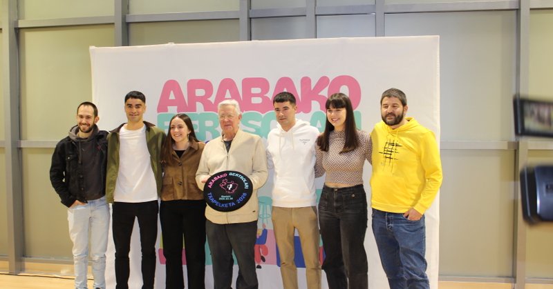 Los seis finalistas, en la presentación. Foto: bertsozale.eus