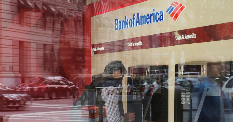 Un client utilise un guichet automatique dans une succursale de Bank of America à Boston, Massachusetts, États-Unis, le 11 octobre 2017.