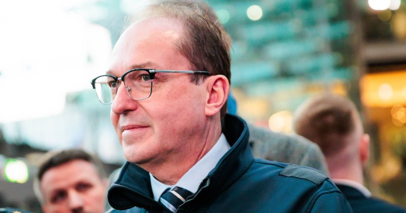 Innenminister Dobrindt während eines Besuchs mit Beamten der Bundespolizei bei einem Schwerpunkteinsatz am Hauptbahnhof Berlin.