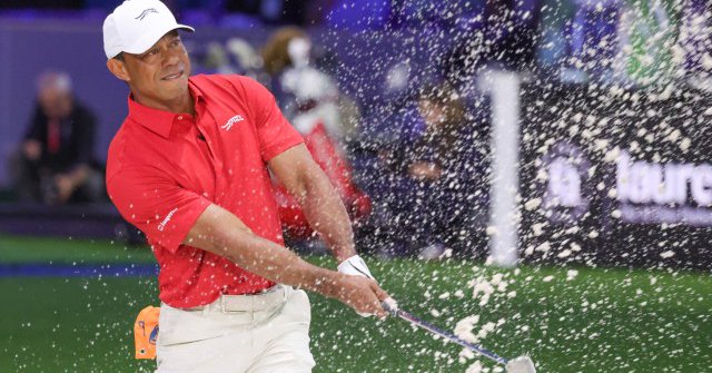 Tiger Woods, del Jupiter Links Golf Club, juega un tiro desde una trampa de arena en el hoyo ocho, durante el día final del torneo de golf TGL, el martes 24 de marzo de 2026, en Palm Beach Gardens, Florida. (Foto AP/Reinhold Matay)