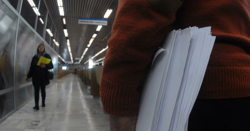 Trasladan expedientes en una oficina pública.