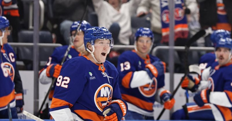 Simon Holmstrom, des Islanders, après avoir marqué face aux Panthers de la Floride le 28 mars 2026 à Elmont, dans l'état de New York. (AP/Adam Hunger)