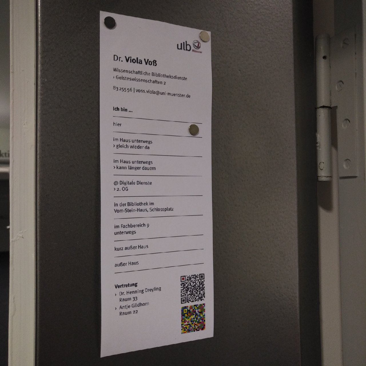 foto eines türschildes mit einem qr-code und einem jab-code