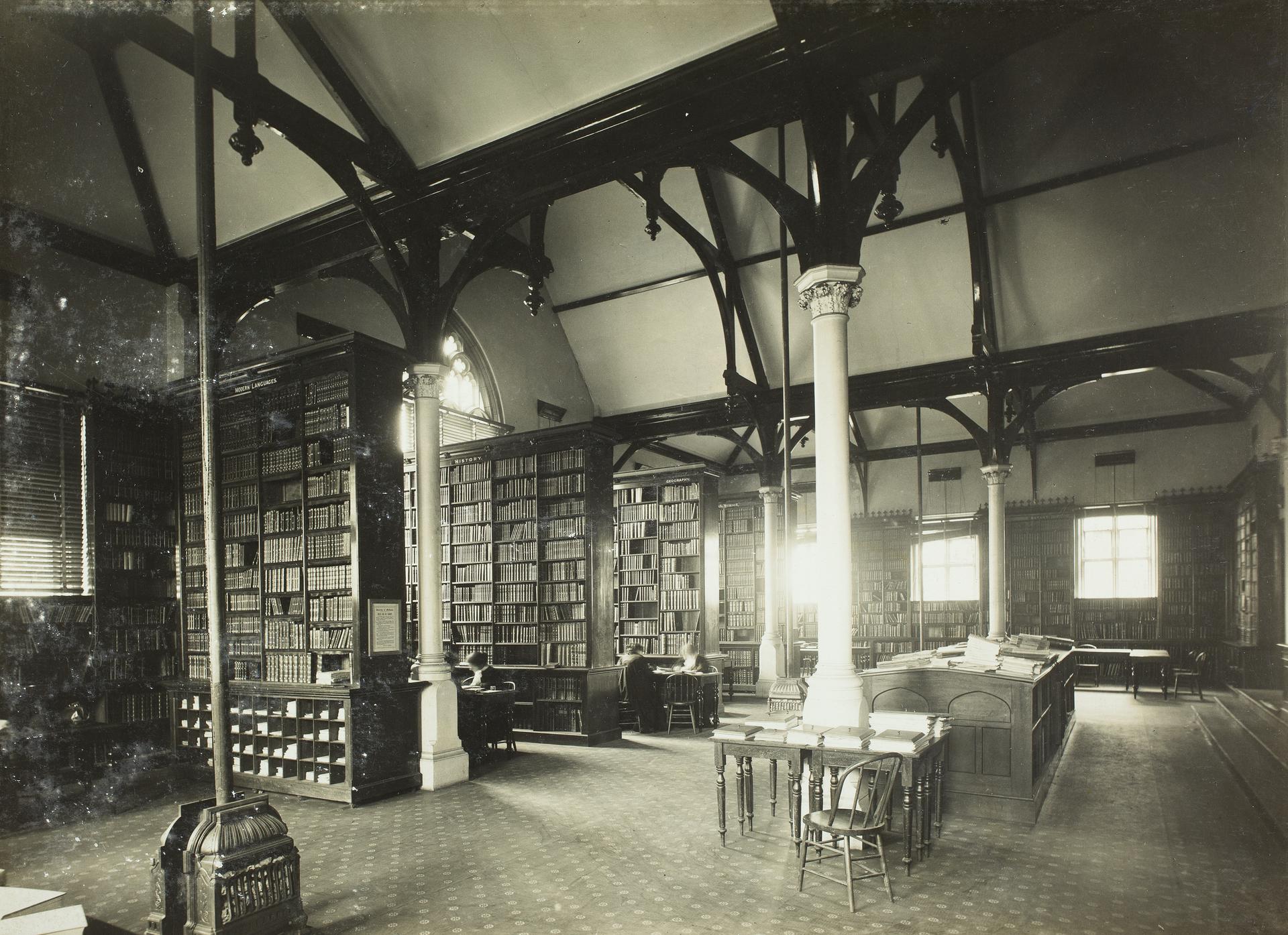 Unimelb 2017.0071.00275 Interior of old Central Library Unimelb circa 1901
