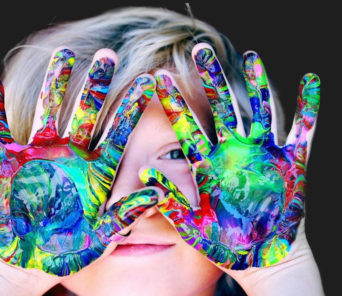 Enfant avec mains pleines de peintures multicolores