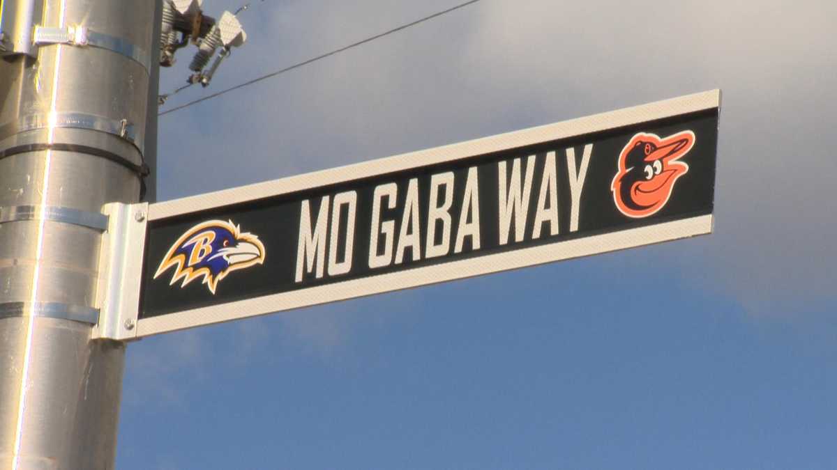 Placa da rua "Mo Gaba Way" que fica entre os dois estádios 