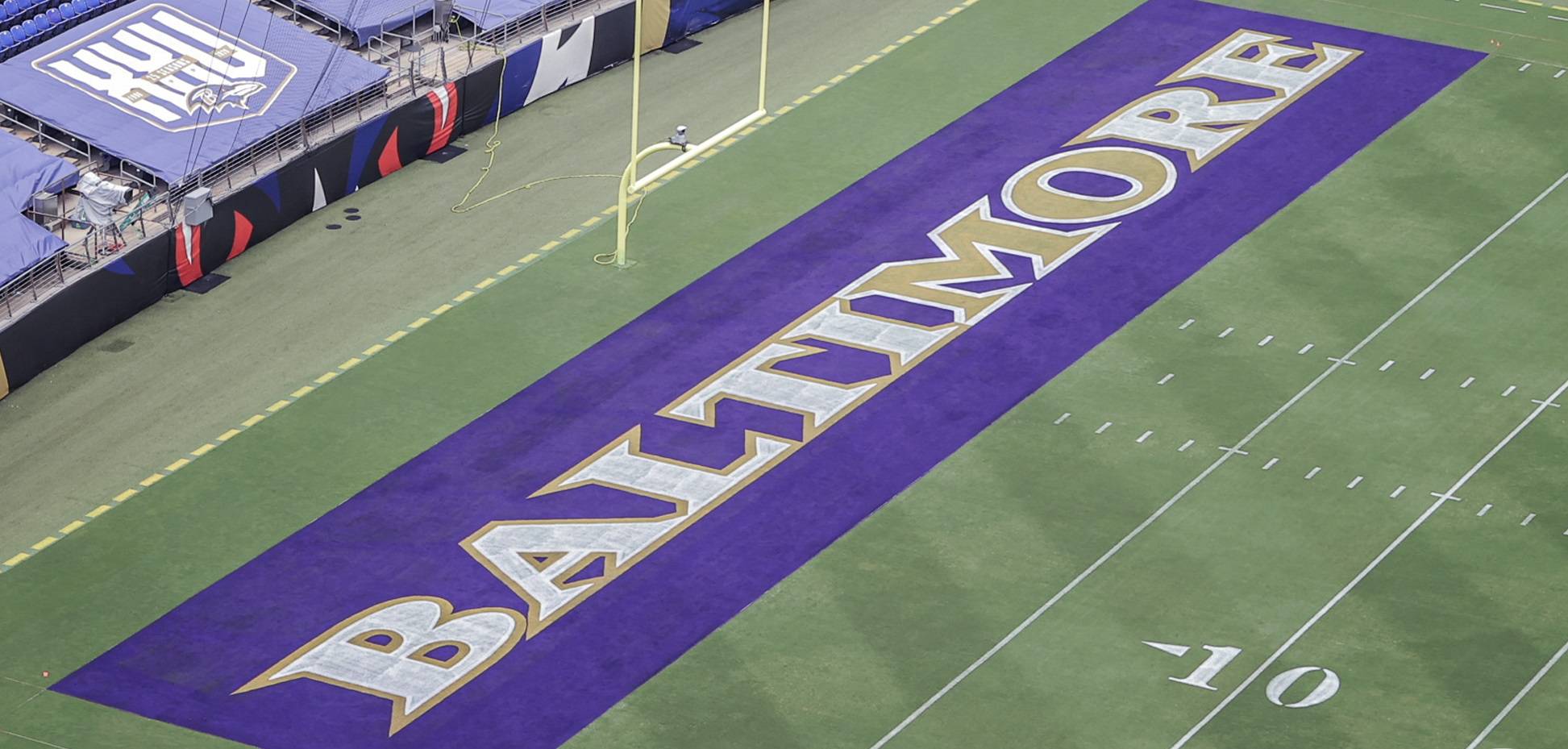 Pintura no estádio M&T Bank Stadium, do Baltimore Ravens, que ressalta o "MO" em Baltimore como homenagem ao torcedor Mo Gaba