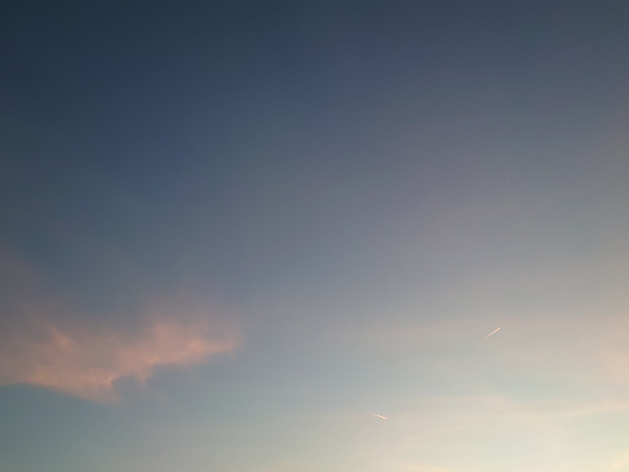 leichte rosa Wolke, blauer Himmel 