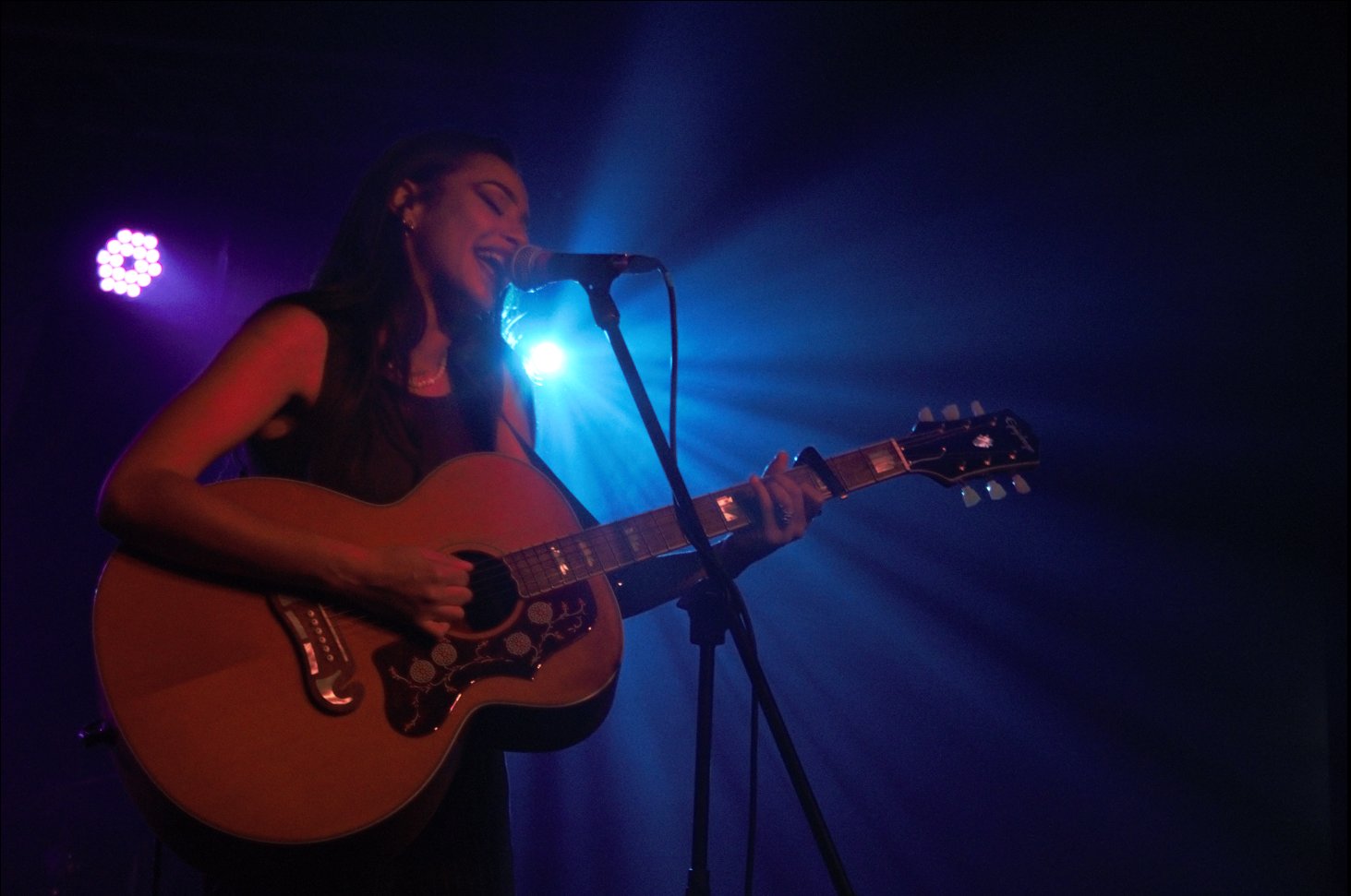 Ruby J singing and playing guitar live in Birmingham