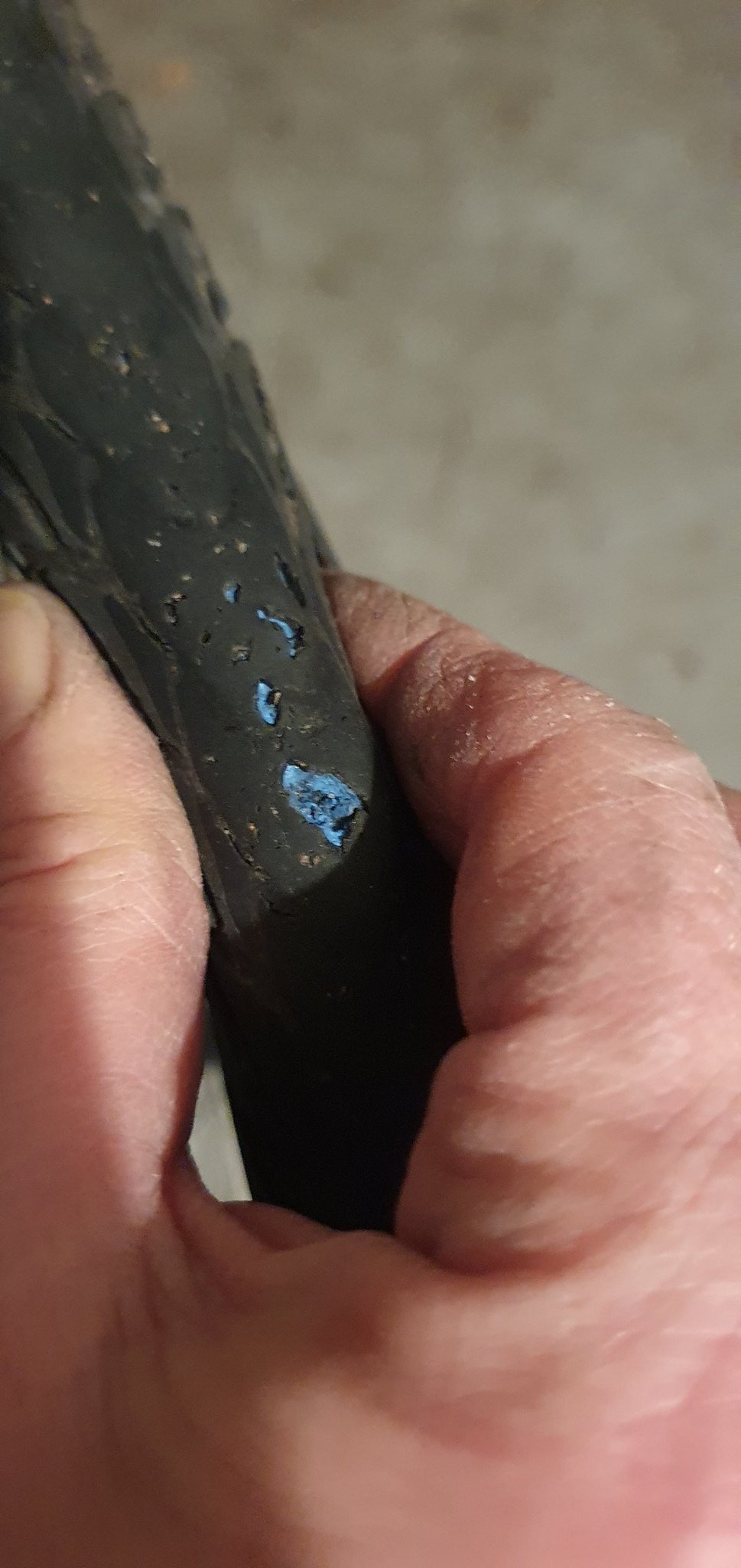 Un pneu de vélo bien usé (on voit la gomme intérieure)