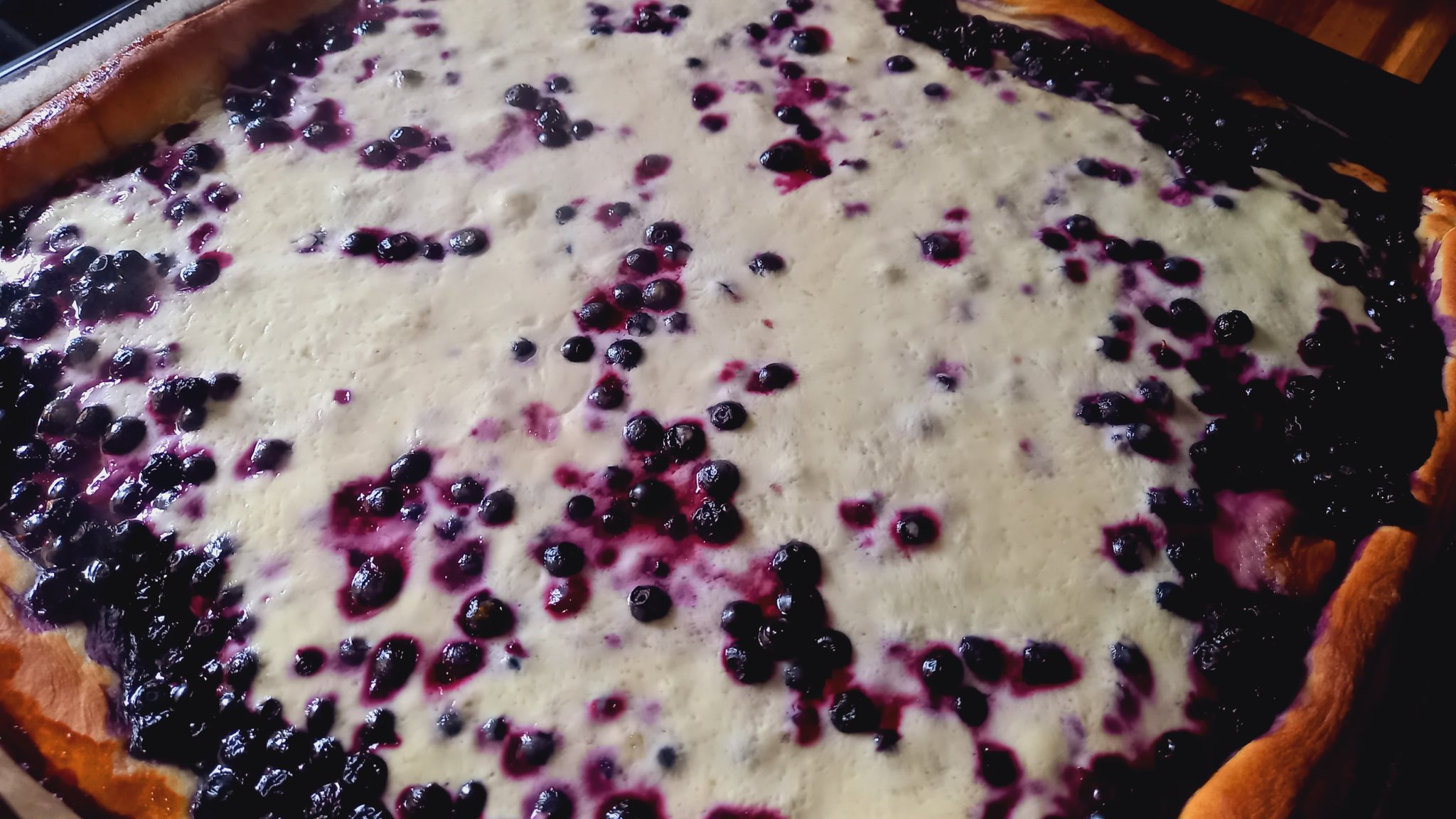 Pellillinen paistettua mustikkapiirakkaa.