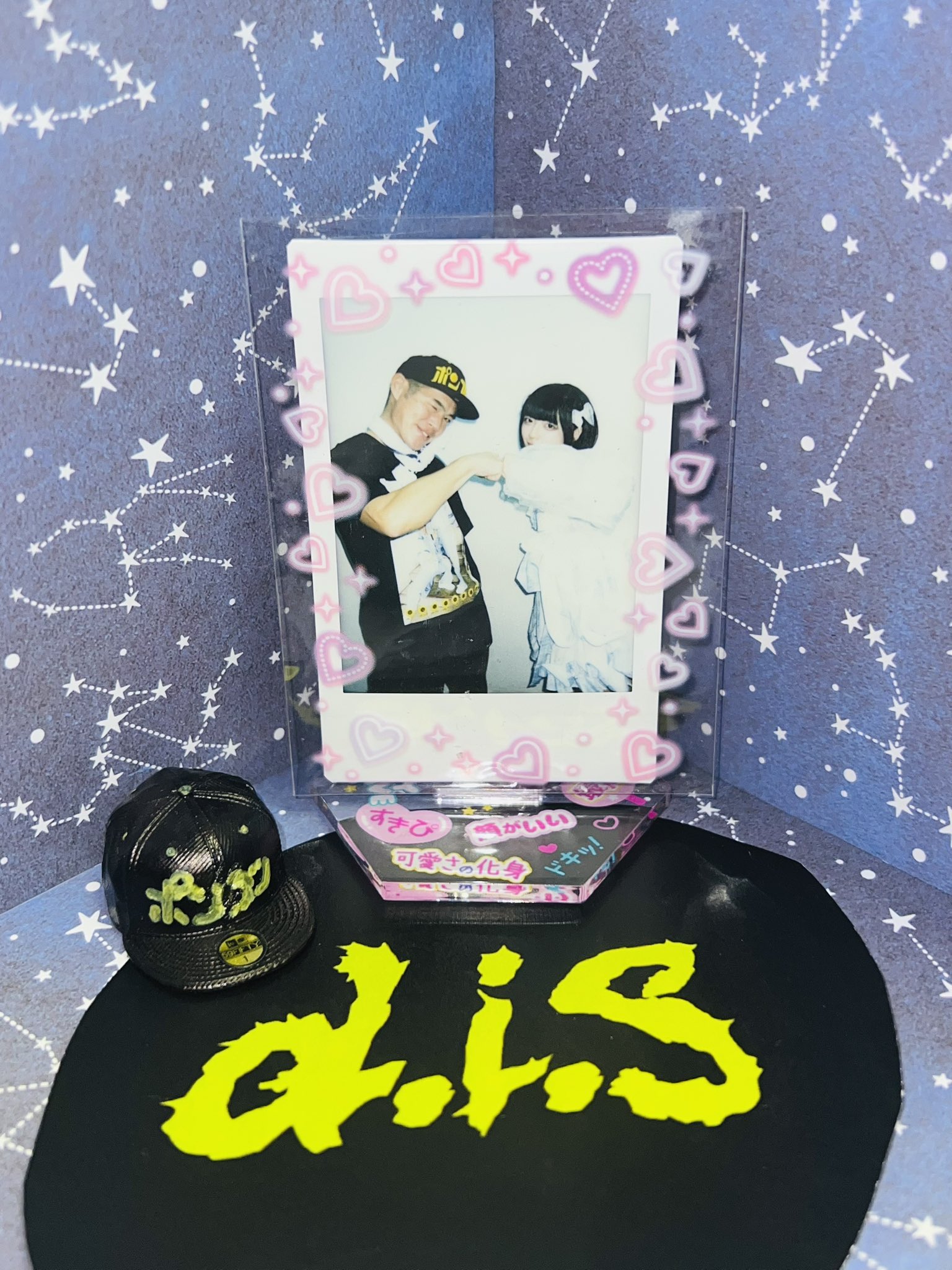 ゆいちゃんの涙、、、ホント綺麗で素敵な涙だった。
溢れる涙を堪えようとしたあの時、りんりんに握手を求める姿が一番印象的で、この2人にしか分からない苦悩や苦労、そして簡単には壊れない絆を垣間見えて感動的だった。

全てが暗闇と言っても過言ではない道の中を、どっちに進んだら先の光が見えるか分からない日々を2人でがむしゃらに進んできたからこそ、ゆいちゃんにはりんりんが、りんりんにはゆいちゃんの存在が大きくて大切なんだと思うし、d.i.sの流儀はまさに今2人で創り上げている最中でもあり、この2人の絆は日に日に強くなってるのは間違いないと思えた。

多分、d.i.sと一緒にステージに上がったメンバーは

『ホントにd.i.sって2人でこのアツいステージを毎回作ってんの？マジで凄くね？😳』

って驚くほどのパワーを感じたんじゃないかな？

いつか似た様な事を書いたと思うけど、d.i.sの2人ってさ、何気にバケモノなのよww(←言い方ww)

2人であのパワフルなステージを作れるってそもそもの戦闘能力が高くなきゃ作れないと思うし、やっぱりいつでも何処でも『やってやんよ‼️🔥』のアツい気持ちがあるからブチかましてくれるのよね。

今はまだ素直に笑えない日々が続くかもしれないけど、オラはずーっと思ってるよ。
d.i.sの2人にもちゃんと笑える春が来るって☘️
なんならおじさんはd.i.sがデビューした時からずーっと春よ来いって思ってるんだから。
歩みを止めず前を向いて上を目指しながら進んで行けば必ずやその扉は開くから！

2ndワンマン決定もおめでとう！🎊㊗️
『なんで平日なの〜😔』って駄々こねたけど、内心はそんなの関係ねぇ〜！精神だったし、めっちゃ嬉しかったのよ🥳
(↑素直じゃなくてさぁーせん！🙇)

もぉ今から楽しみでしょうがないし、アツいフロアを作るからアツいライブ、よろしく頼むよー‼️👊😆💕✨