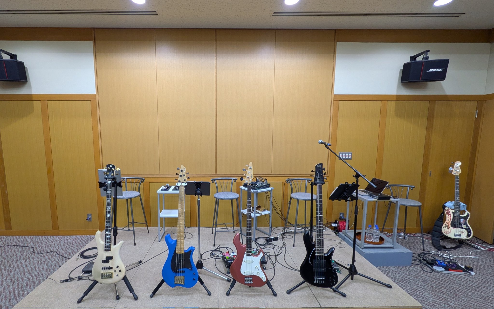 左からNATCHINさん→関谷さん(2本)→Ju-kenさんのベース。
一番右は、Ju-kenさんのお知り合いの副館長ベース。