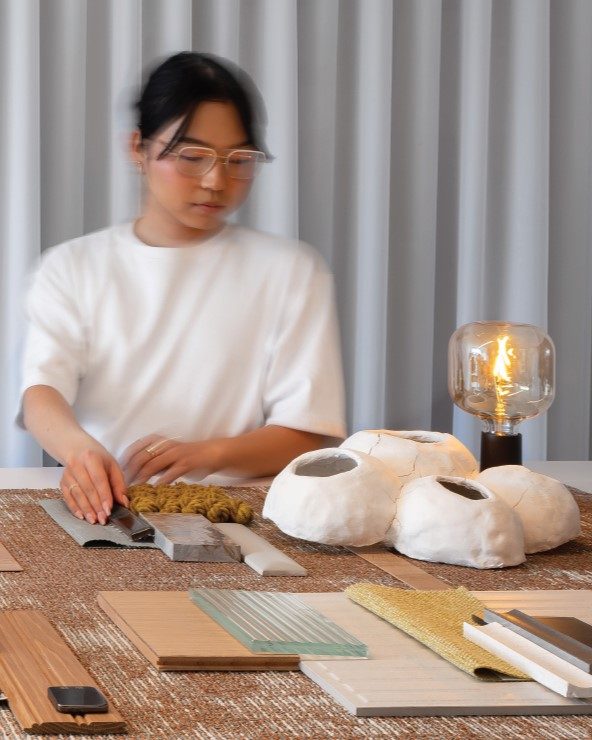 Une femme créant une œuvre d’art au festival DesignTO.