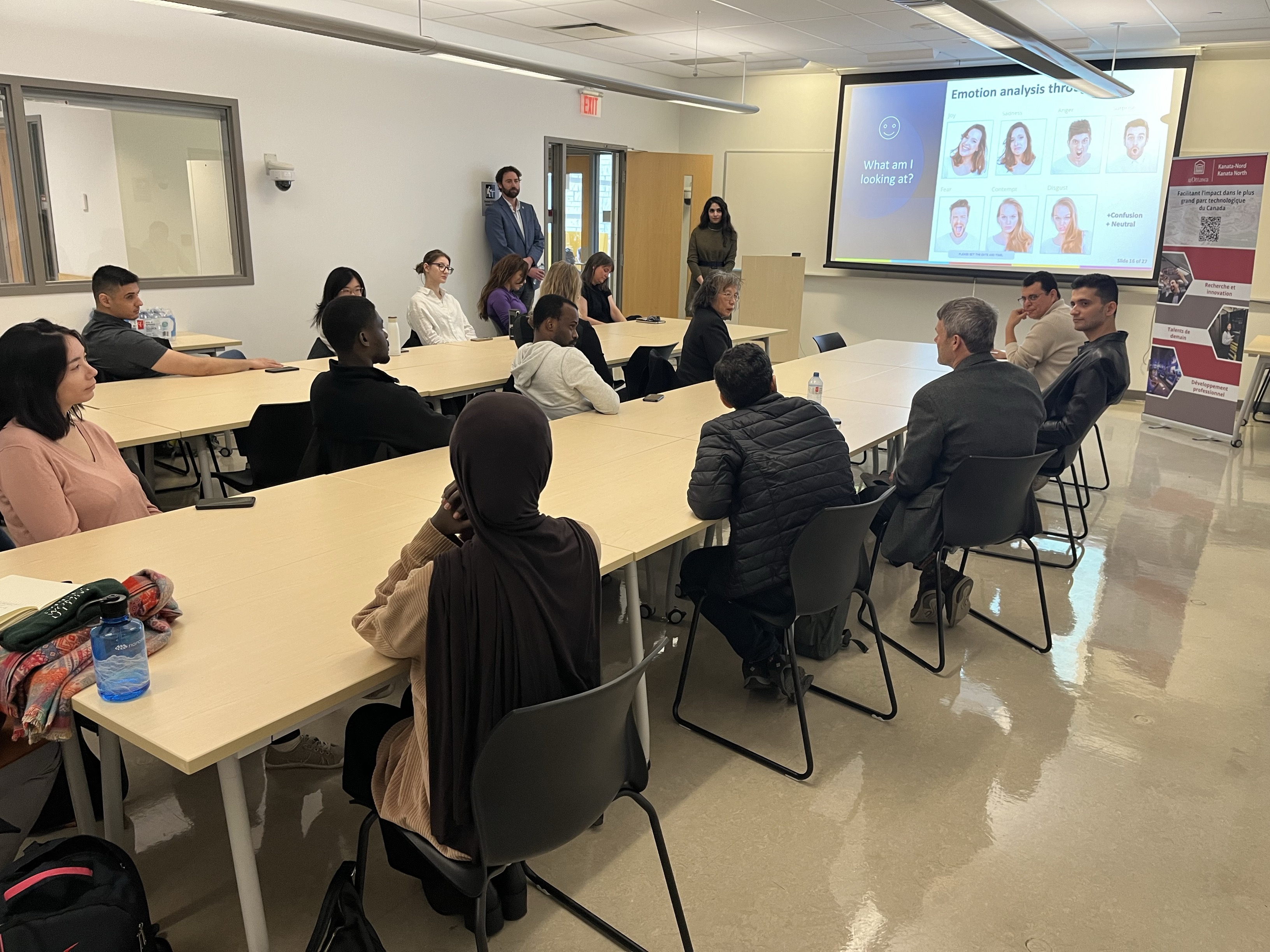 Une session engageante lors de l'atelier Pitch Perfect, avec des participants assis autour de la table et écoutant une discussion sur l’analyse des émotions affichée à l’écran.
~~~~~~~~~~~~
An engaging session at the Pitch Perfect workshop, with attendees seated around the table and listening to a discussion on emotion analysis displayed on the screen.