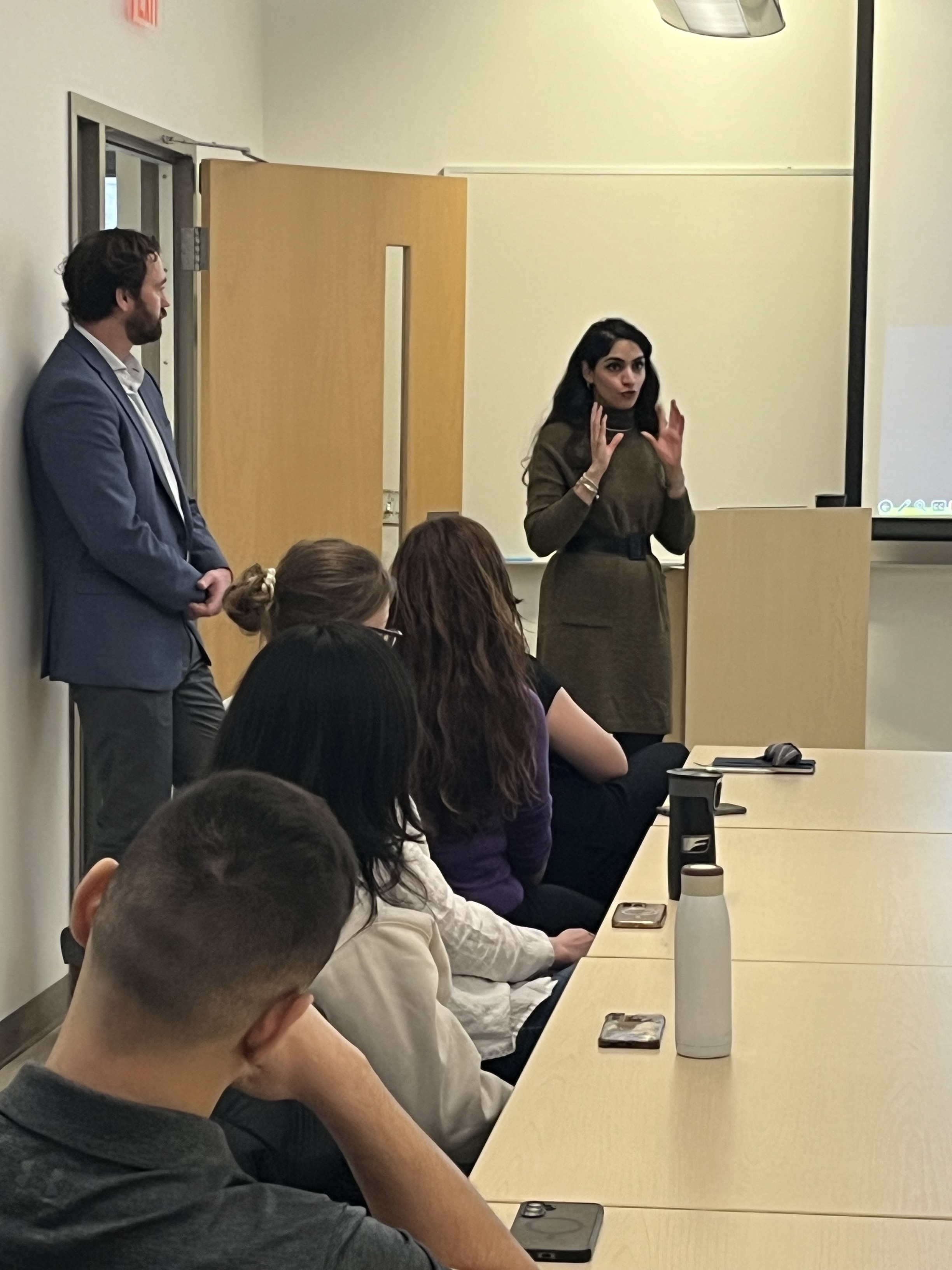 Shirin Biglari présente lors de l'atelier Pitch Perfect, utilisant des gestes pour souligner ses points tandis que les participants écoutent attentivement.
~~~~~~~~~~~~~
Shirin Biglari presenting at the Pitch Perfect workshop, using gestures to emphasize points as attendees listen attentively.
