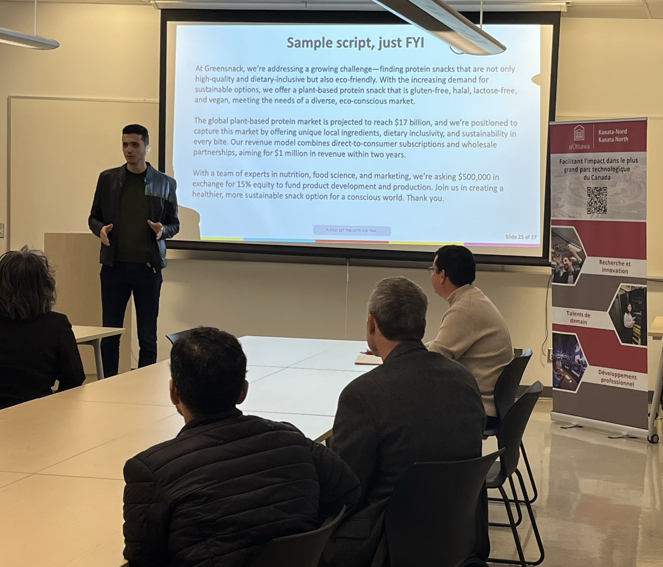 Un intervenant  pratique ce qu'il a appris de la présentation de Shirin Biglari lors de l'atelier Pitch Perfect : Maîtriser l’engagement des investisseurs.
~~~~~~~~~~~~~~~~~~~~~
A speaker practicing what they learned from Shirin Biglari's presentation during the Pitch Perfect: Mastering Investor Engagement workshop.