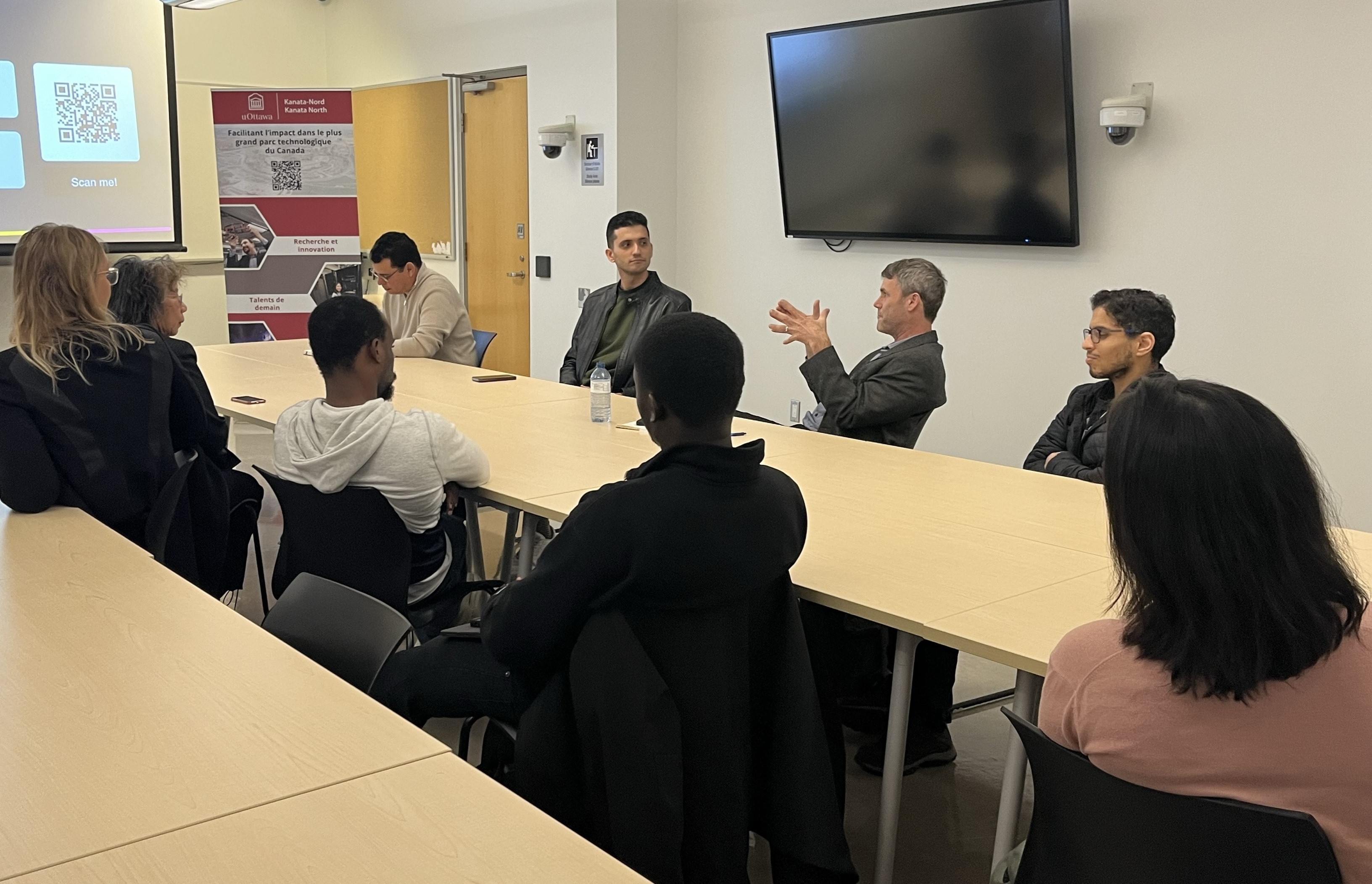 Une discussion en panel pendant l'atelier Pitch Perfect, avec des participants assis autour de la table échangeant des idées sur les stratégies d’engagement des investisseurs.
~~~~~~~~~~~~~~~~
 A panel discussion during the Pitch Perfect workshop, with participants seated around the table engaged in a discussion.