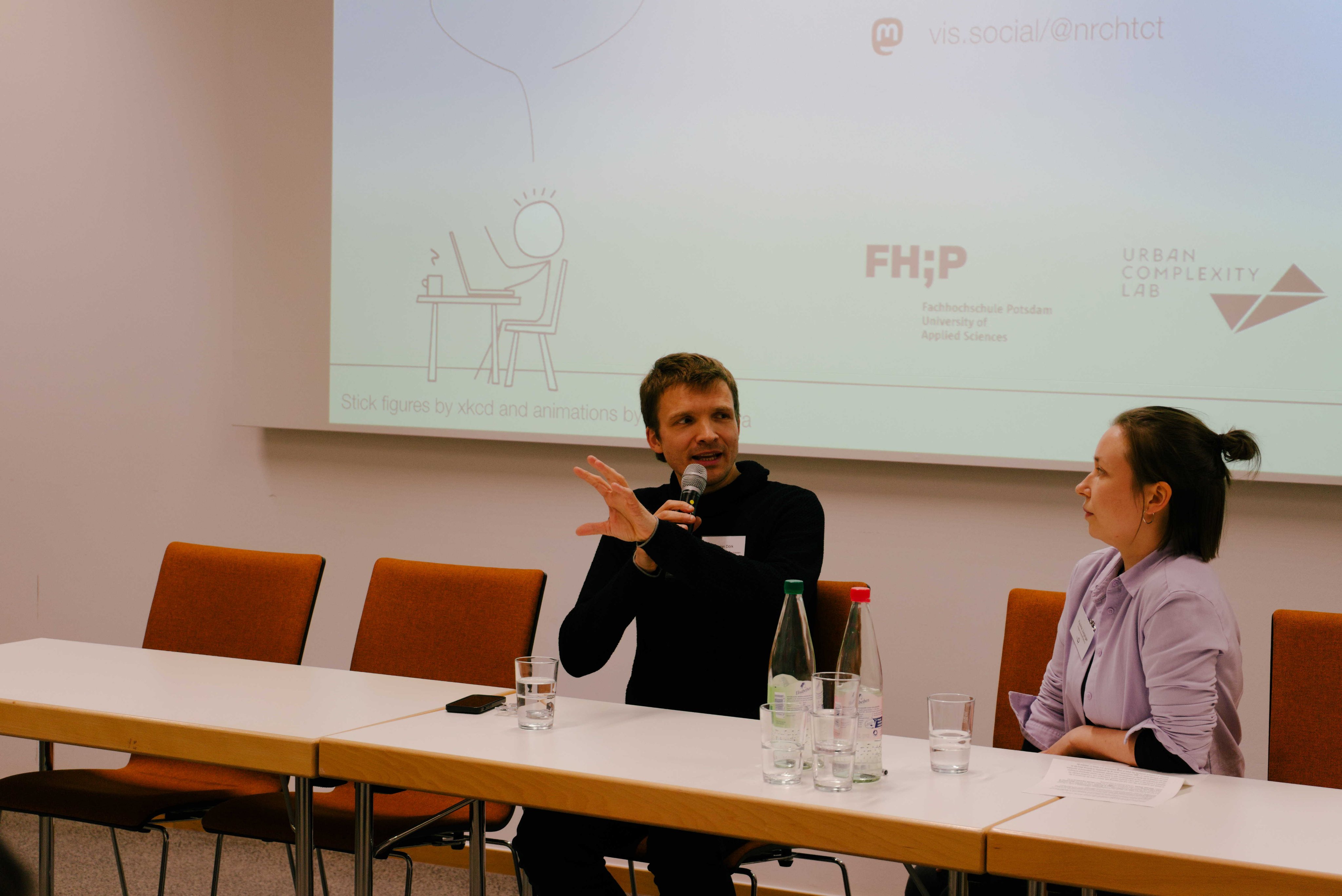 Keynote speaker Marian Dörk and chair Pauline Junginger in discussion during the Q&A session after the keynote. 