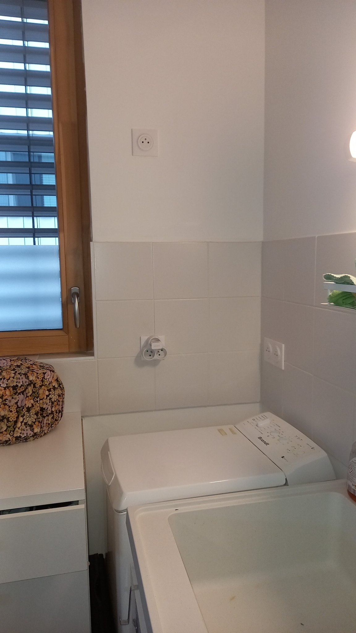 Vue de côté de la machine à paver avec les 3 prises électriques, et en hauteur, a environ 1,80m de hauteur, une autre prise. 