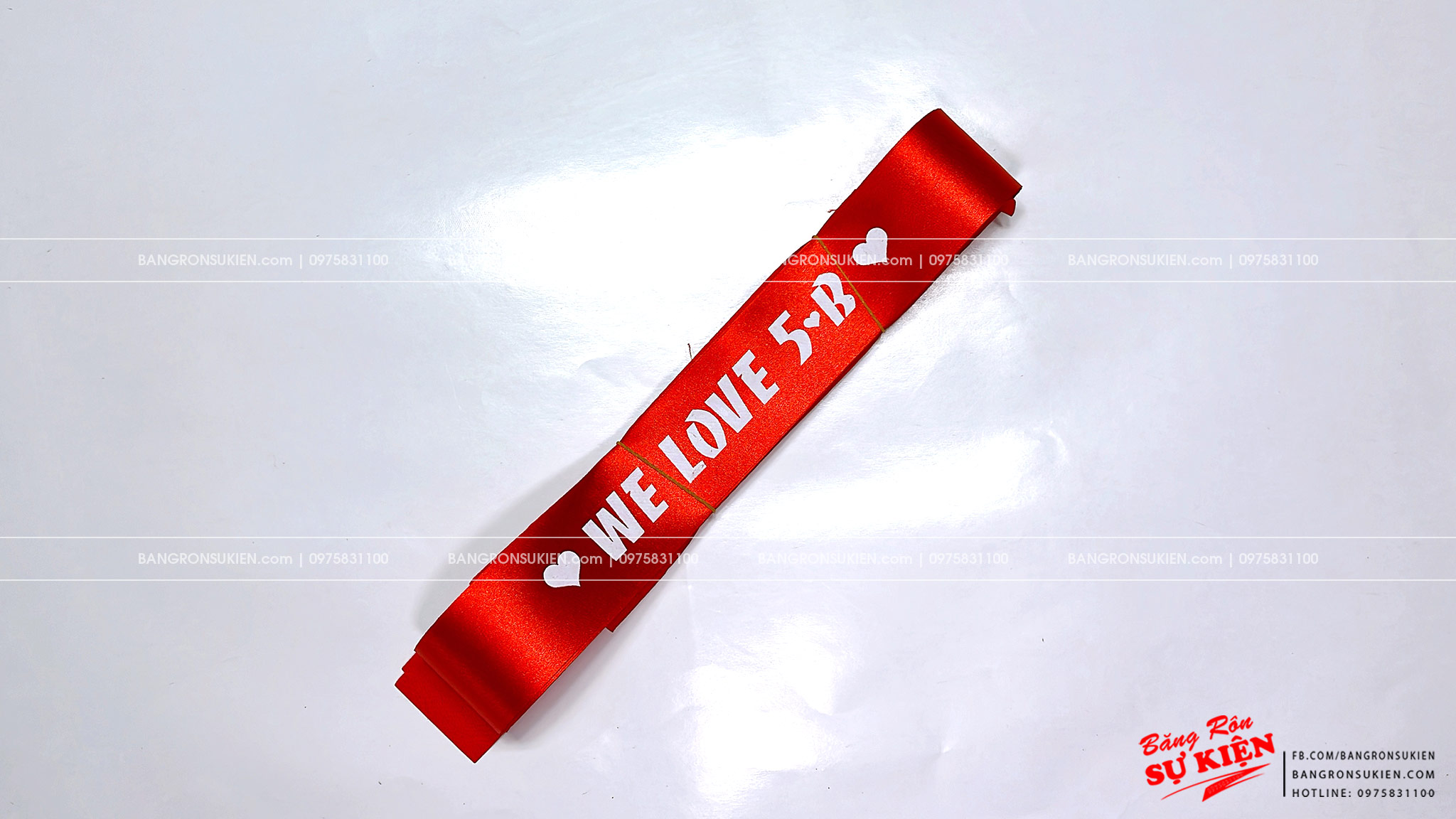 Khi mà các bạn Học sinh cùng nhau tham gia buộc những chiếc băng rôn cổ vũ dưới một khẩu hiệu chung, thể hiện sự thống nhất và chung sức