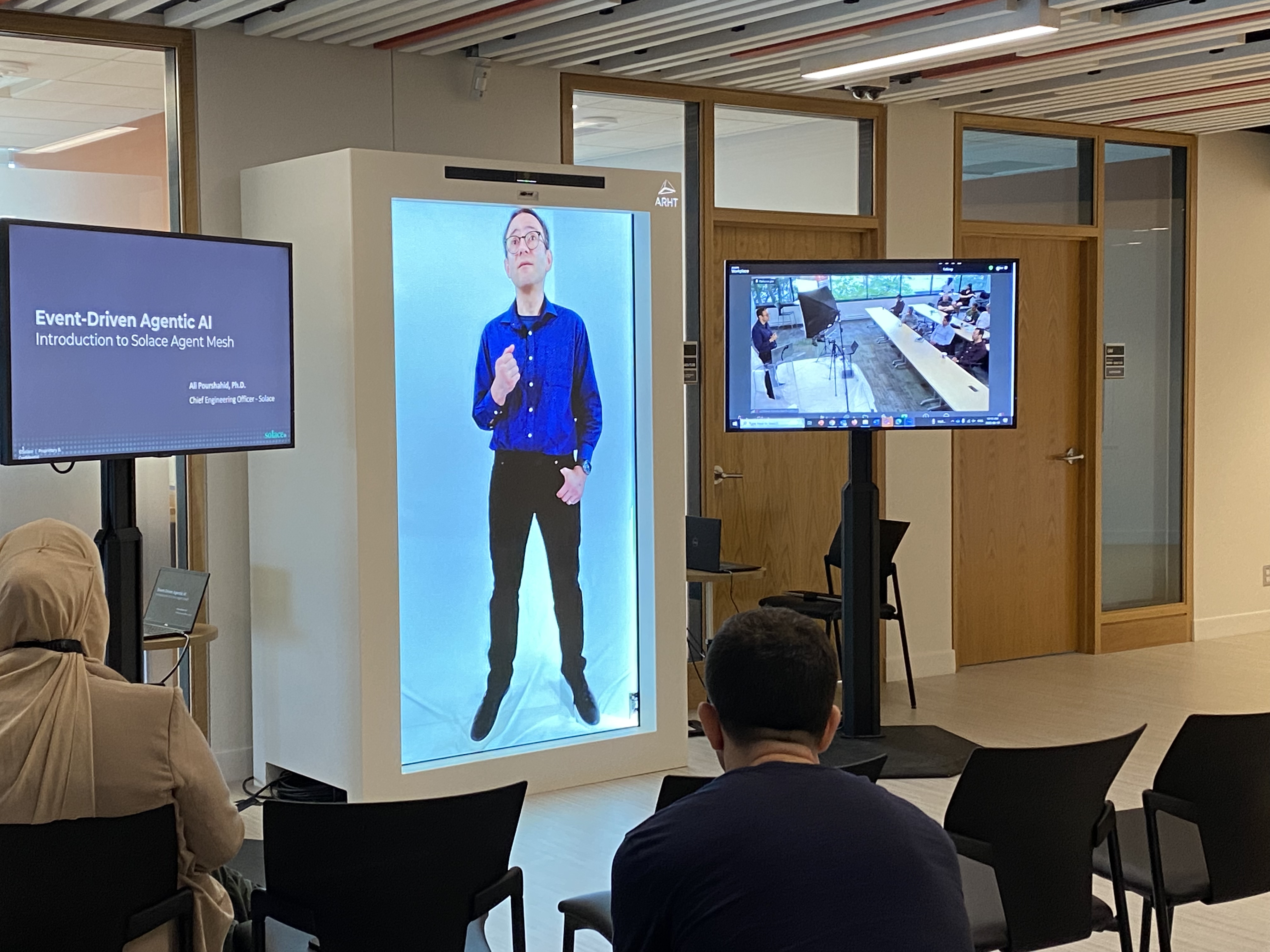 Dr Ali Pourshahid, chef de la direction de l’ingénierie chez Solace, apparaître dans la boîte à hologrammes d'INNOVA