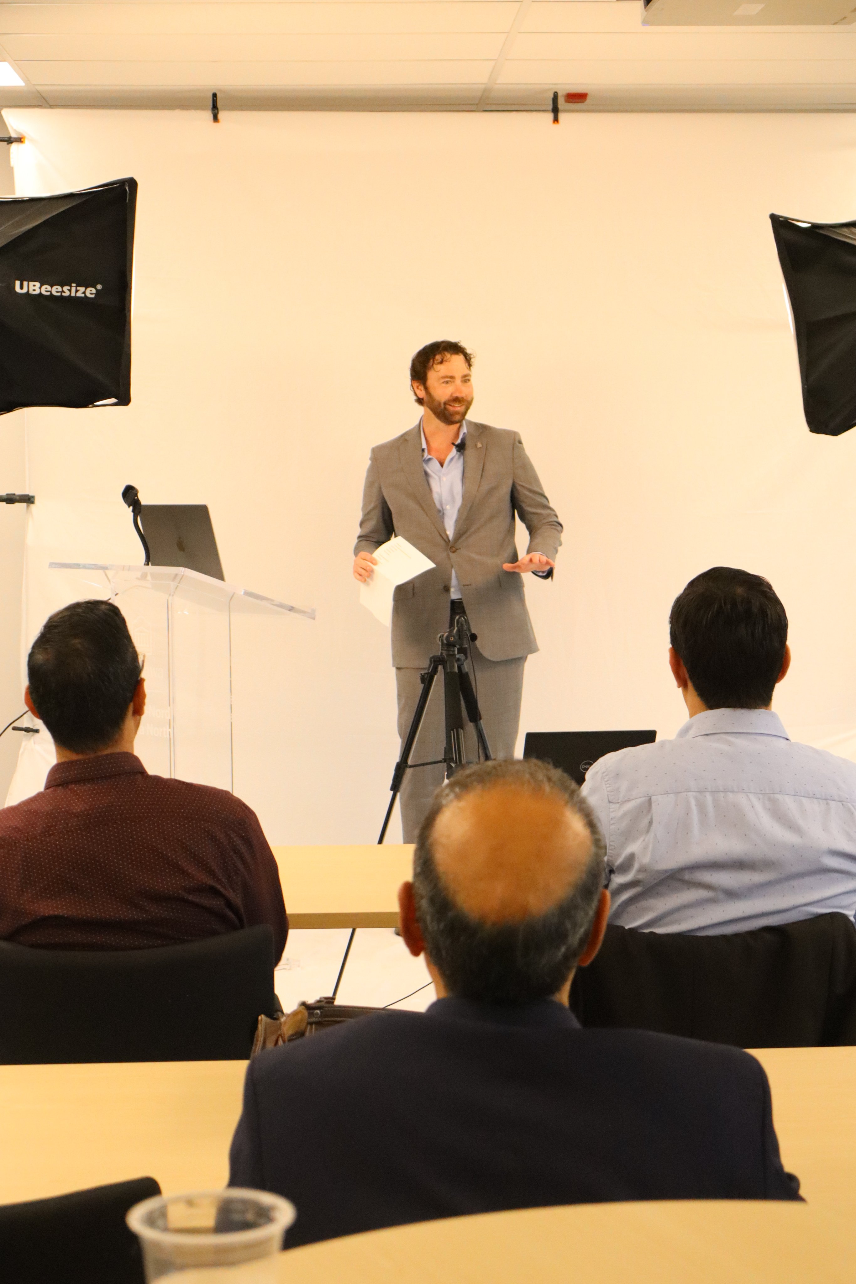 Sean Geddes, Directeur, innovation et partenariats (Kanata-Nord), prononce le discours d'ouverture.