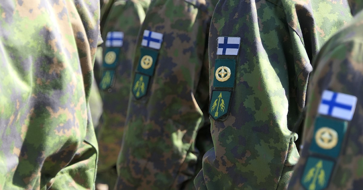 Valmiusvuoron aloittavat taistelijat saivat hihaansa valmiusyksikön tunnuksen. 