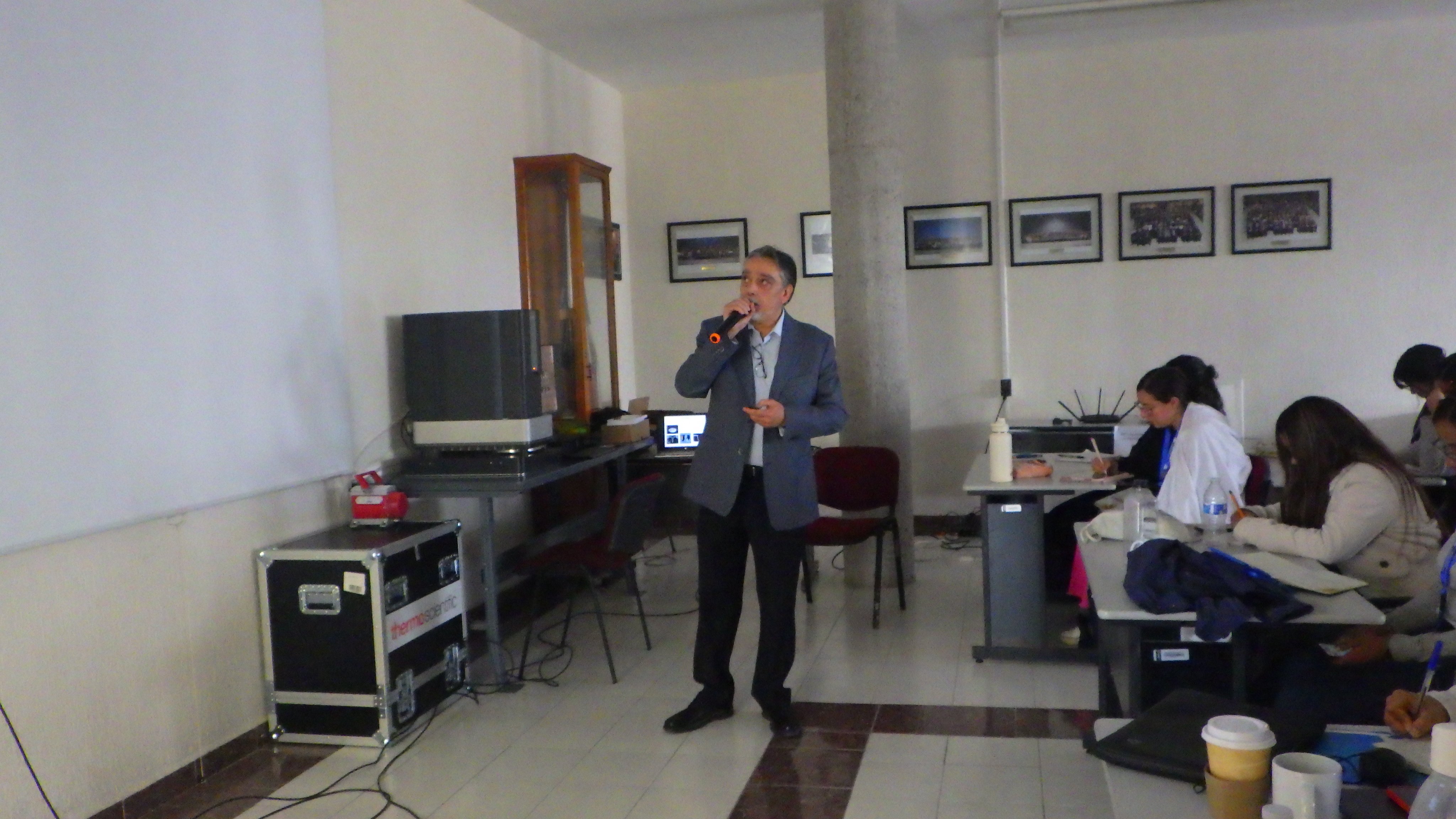 🗣 Compartimos imágenes de las conferencias prácticas de la "3th Escuela de Verano de Adsorción"🔬🥽🥼. La conferencia impartida fue "Microscopía electrónica de barrido (SEM): Principios y Aplicaciones en Adsorción" a cargo del 👨🏫 Dr. Antonio Aragón Piña, profesor investigador del Posgrado en Ingeniería de Minerales💎 . El evento fue organizado por la 👩🏫 Dra. María Selene Berber Mendoza y el comité de la Asociación Mexicana de Adsorción, AMDA. La Dra. Selene es profesora investigadora del Posgrado de Tecnología y Gestión del Agua del Centro de Investigación y Estudios de Posgrado de la Facultad de Ingeniería, CIEP-FI de la UASLP 🕍., miércoles 25 de junio, edificio A, Facultad de Ingeniería.
📢 Si te gustaría iniciar tus trámites y estudiar una Maestría o Doctorado en el Posgrado en Ingeniería de Minerales 💎escribe un email dirigido al Dr. Roberto Briones Gallardo
posgrado.minerales@ing.uaslp.mx y a difusion.posgrados@ing.uaslp.mx con MI. Juárez Martínez Edith Priscila.