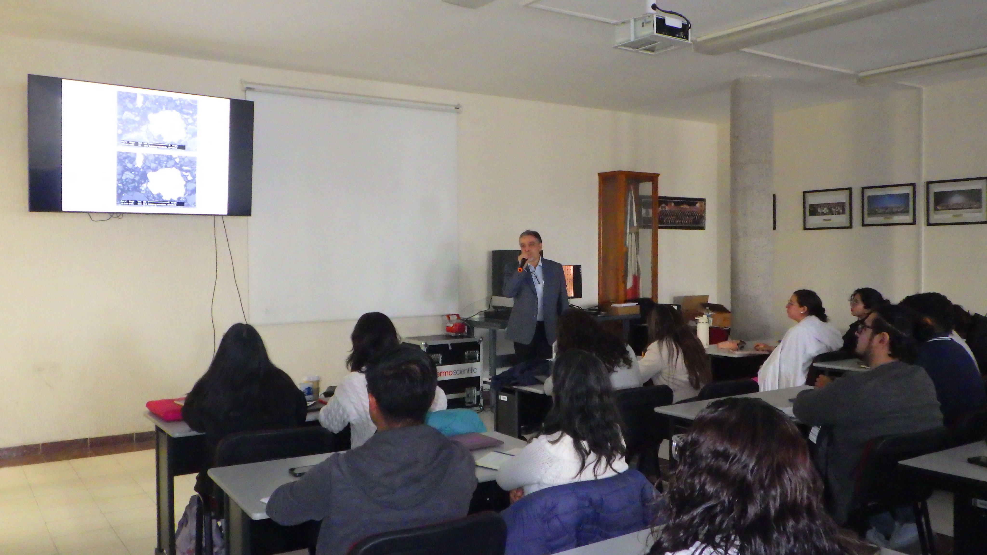 🗣 Compartimos imágenes de las conferencias prácticas de la "3th Escuela de Verano de Adsorción"🔬🥽🥼. La conferencia impartida fue "Microscopía electrónica de barrido (SEM): Principios y Aplicaciones en Adsorción" a cargo del 👨🏫 Dr. Antonio Aragón Piña, profesor investigador del Posgrado en Ingeniería de Minerales💎 . El evento fue organizado por la 👩🏫 Dra. María Selene Berber Mendoza y el comité de la Asociación Mexicana de Adsorción, AMDA. La Dra. Selene es profesora investigadora del Posgrado de Tecnología y Gestión del Agua del Centro de Investigación y Estudios de Posgrado de la Facultad de Ingeniería, CIEP-FI de la UASLP 🕍., miércoles 25 de junio, edificio A, Facultad de Ingeniería.
📢 Si te gustaría iniciar tus trámites y estudiar una Maestría o Doctorado en el Posgrado en Ingeniería de Minerales 💎escribe un email dirigido al Dr. Roberto Briones Gallardo
posgrado.minerales@ing.uaslp.mx y a difusion.posgrados@ing.uaslp.mx con MI. Juárez Martínez Edith Priscila.
🚩