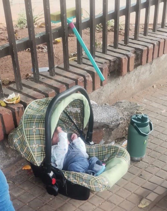 Se ofreció el servicio a su madre, que trabaja como limpia vidrio en una concurrida Avenida sanlorenzana, ya que la misma, llevaba al niño, a acompañarla durante su labor. Luego del abordaje, se trasladaron al Espacio de Cuidado, donde su bebé estará bien cuidado y protegido de los riesgos que corría en la calle.