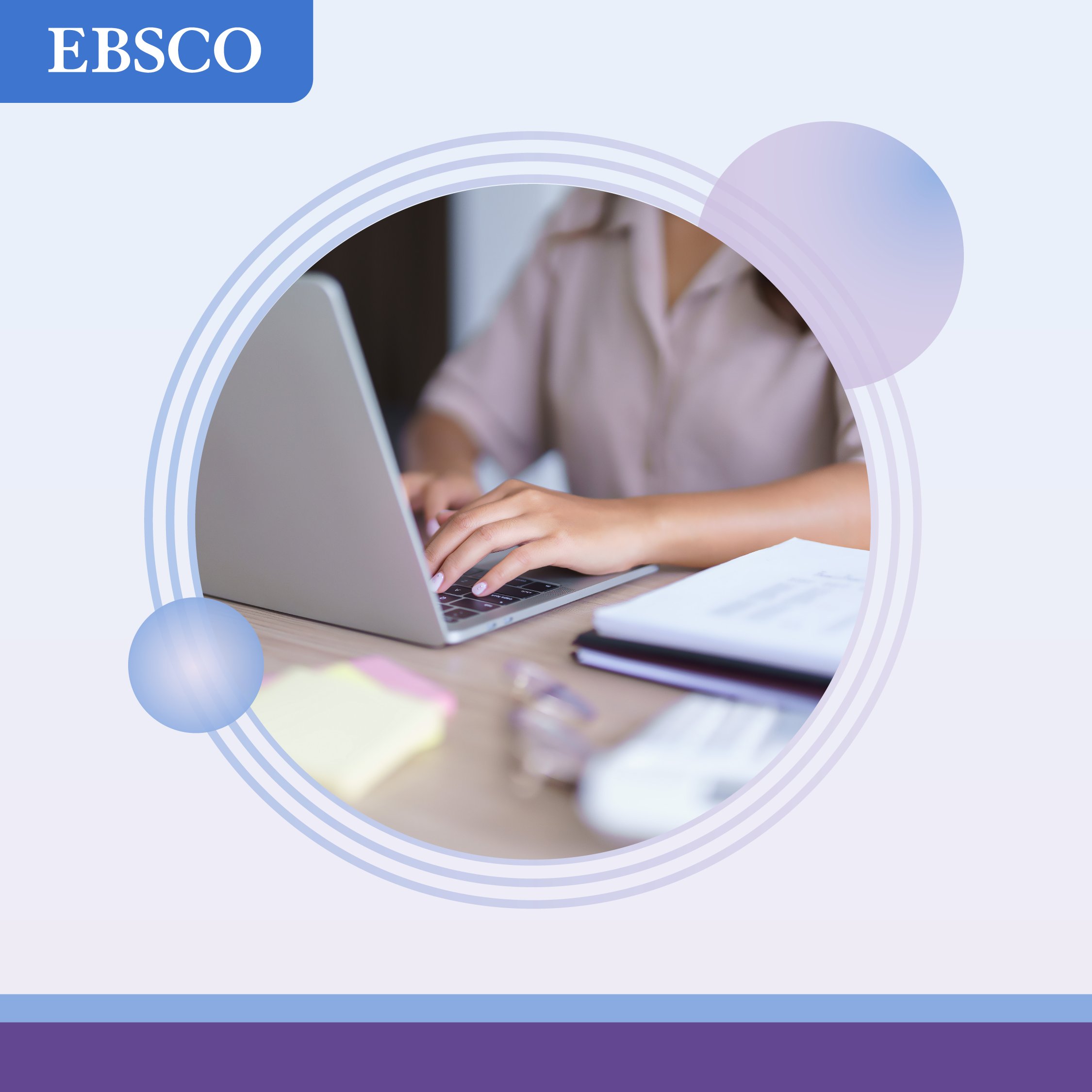 Eine Frau bei der Recherche am Laptop