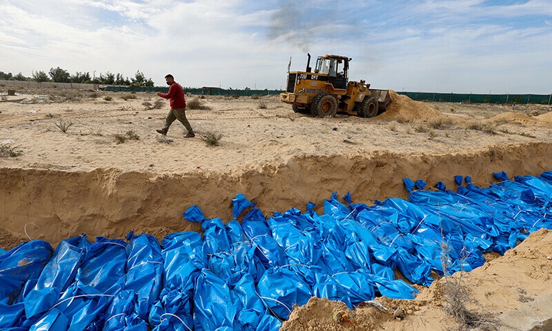 Kahn Yunis in 2023. A common grave. Trench. Bulldozer. 