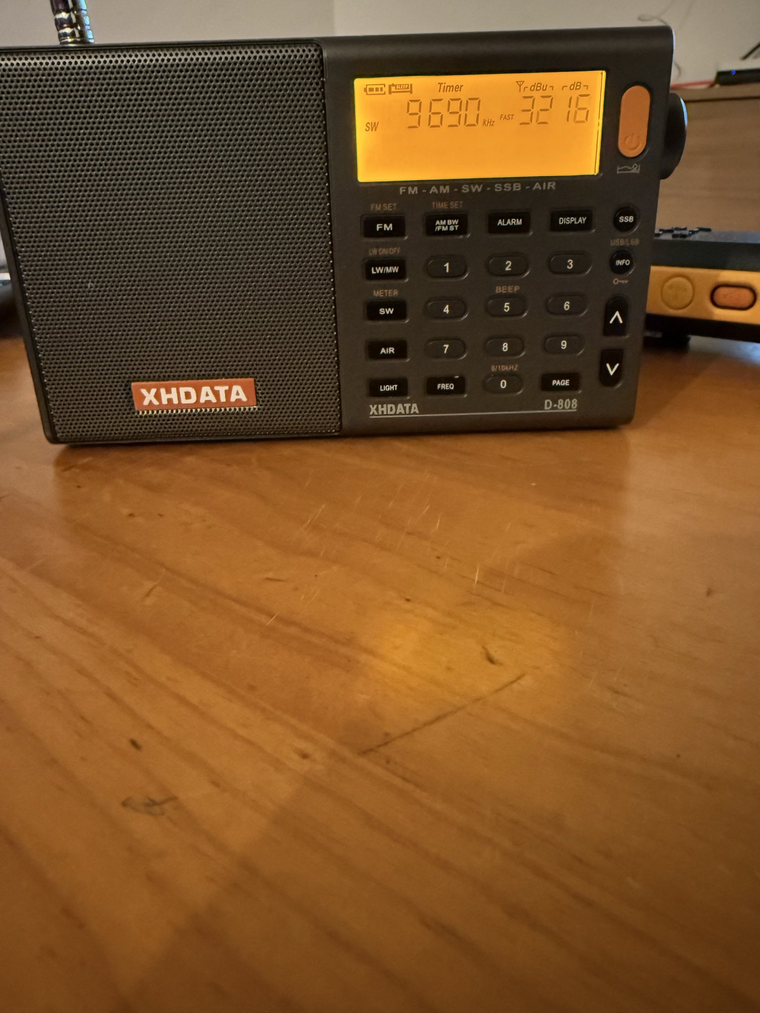 Radio XHDATA intentando sintonizar Radio Exterior de España.