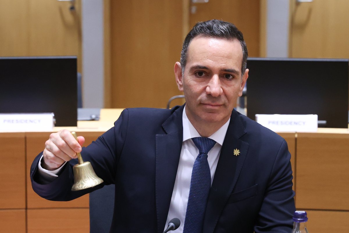 Nicodemos Damianou (Deputy Minister for Research, Innovation and Digital Policy, Cyprus) ringing the bell to start the meeting.