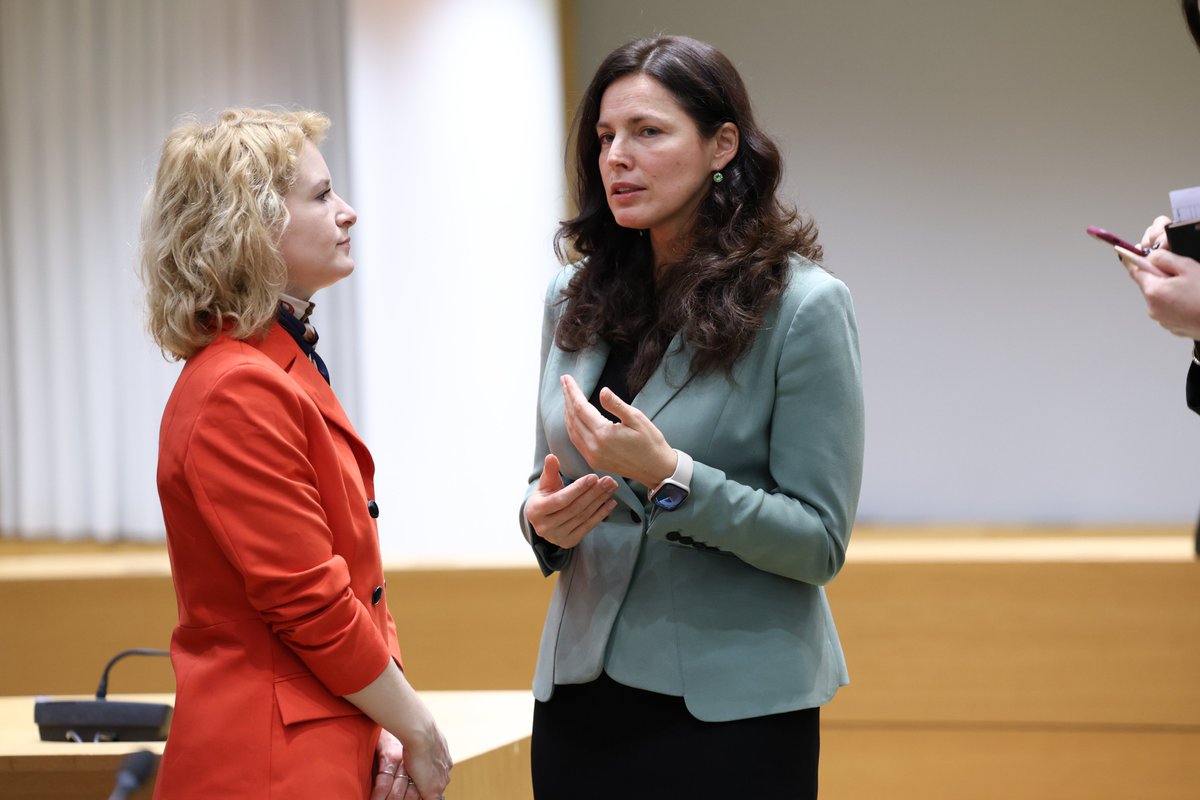 Lotta Edholm (Minister for Upper Secondary School, Higher Education and Research, Sweden) speaking with Ekaterina Zaharieva (European commissioner for Startups, Research and Innovation).