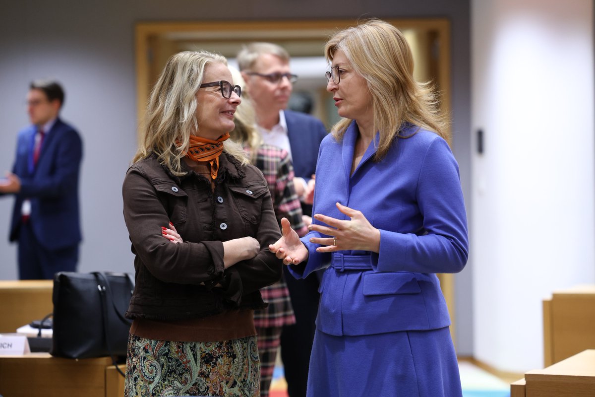 Lotta Edholm (Minister for Upper Secondary School, Higher Education and Research, Sweden) speaking with Ekaterina Zaharieva (European commissioner for Startups, Research and Innovation).