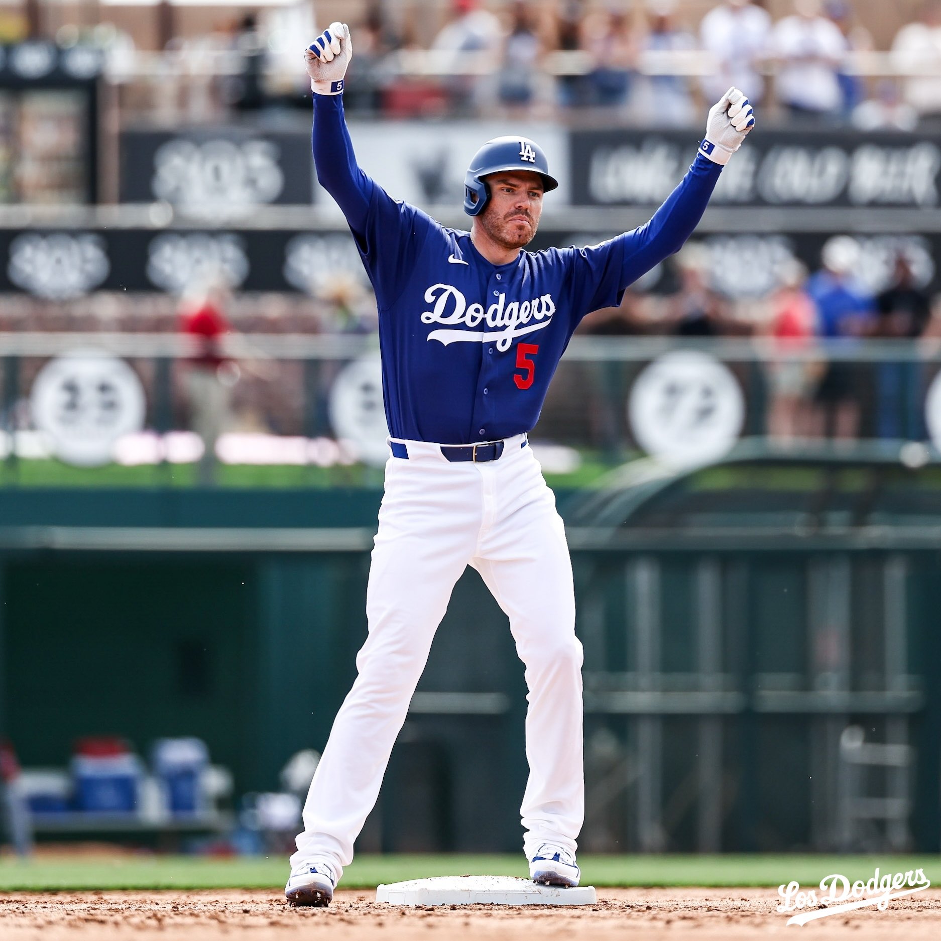 Freddie Freeman celebra en segunda base.