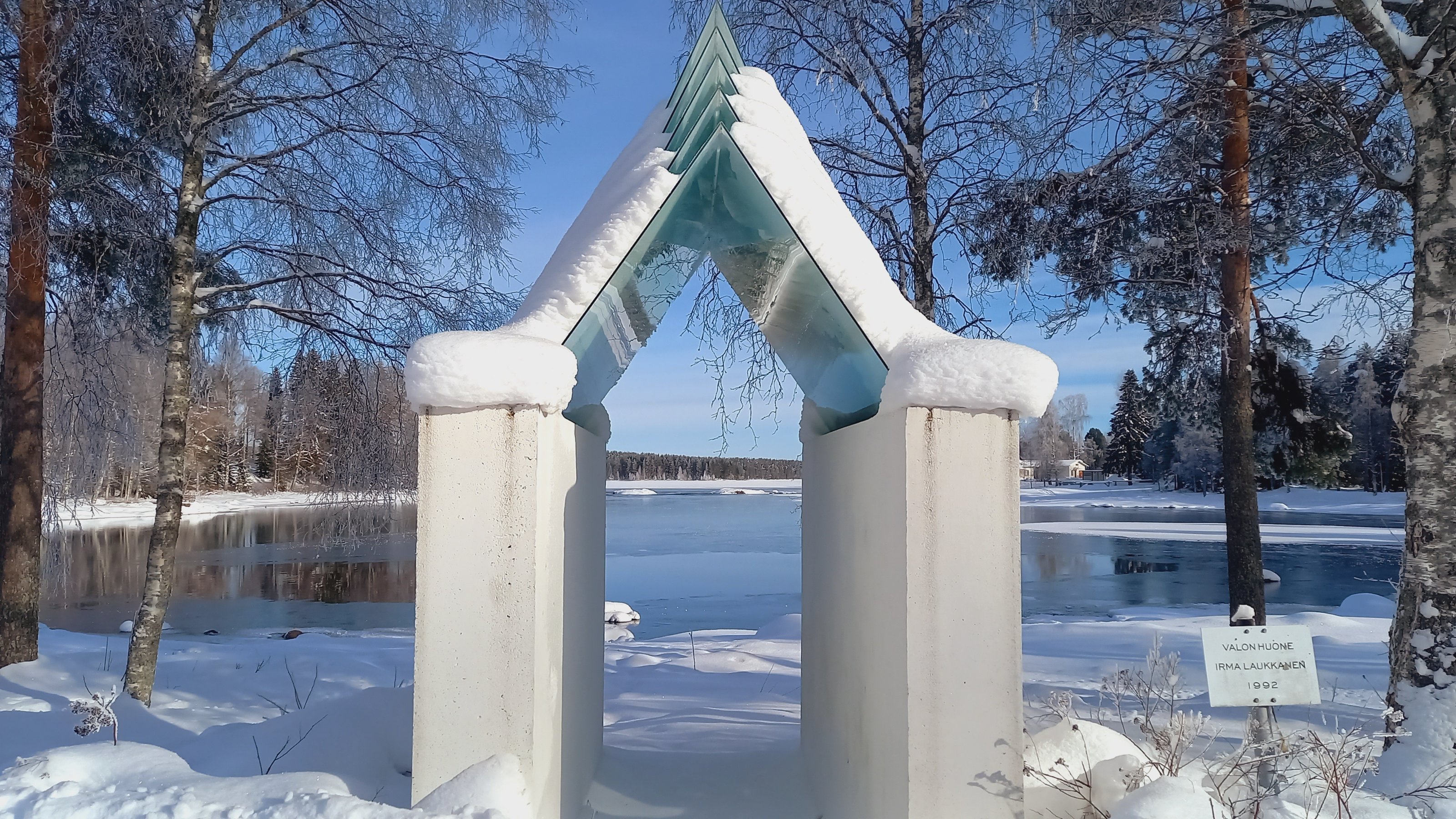 Valonhuone talviasussaan kirjaston luona Lammasjärven rannalla.