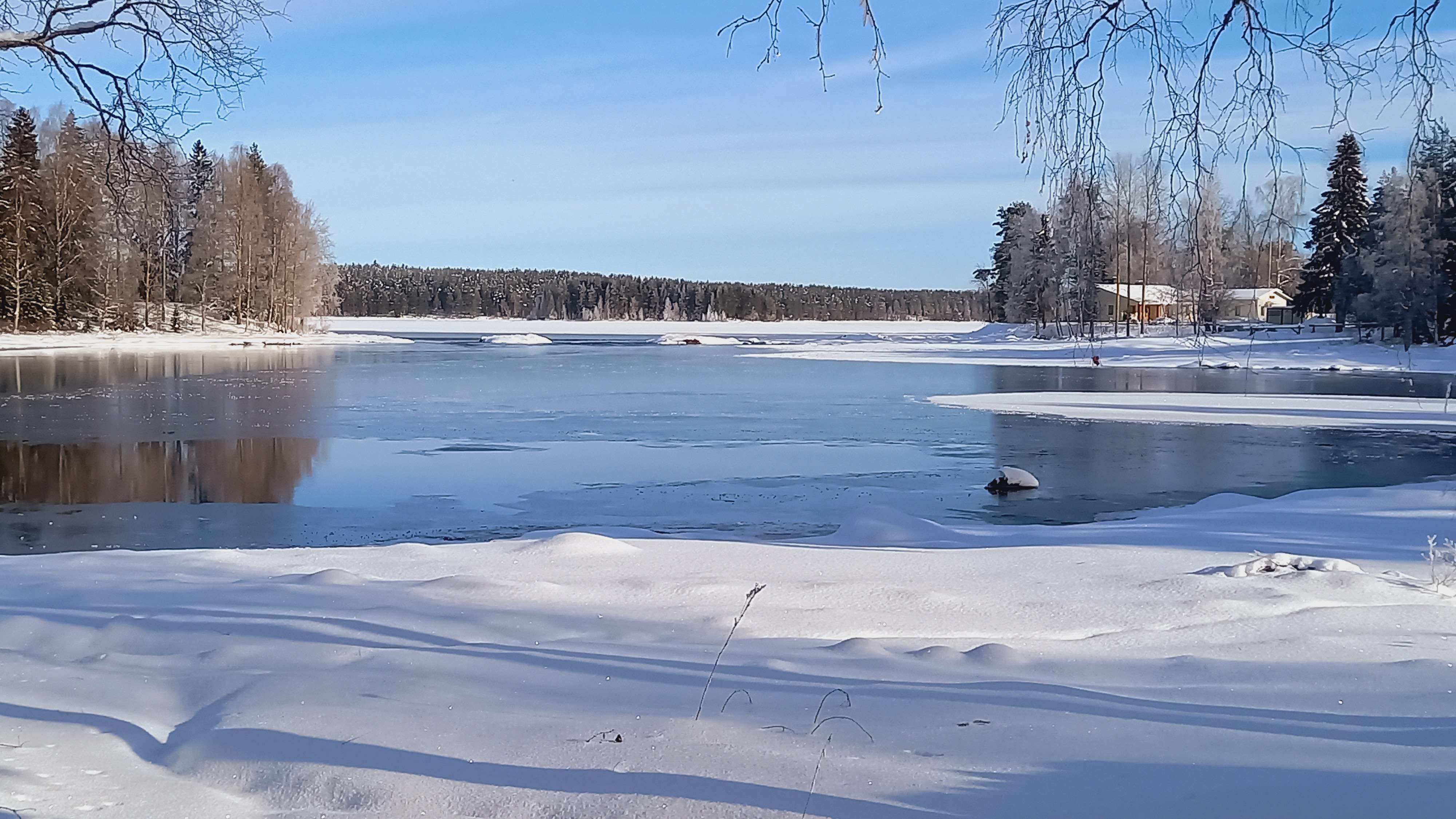Talvinen näkymä Lammasjärvelle rantaraitin varrelta.