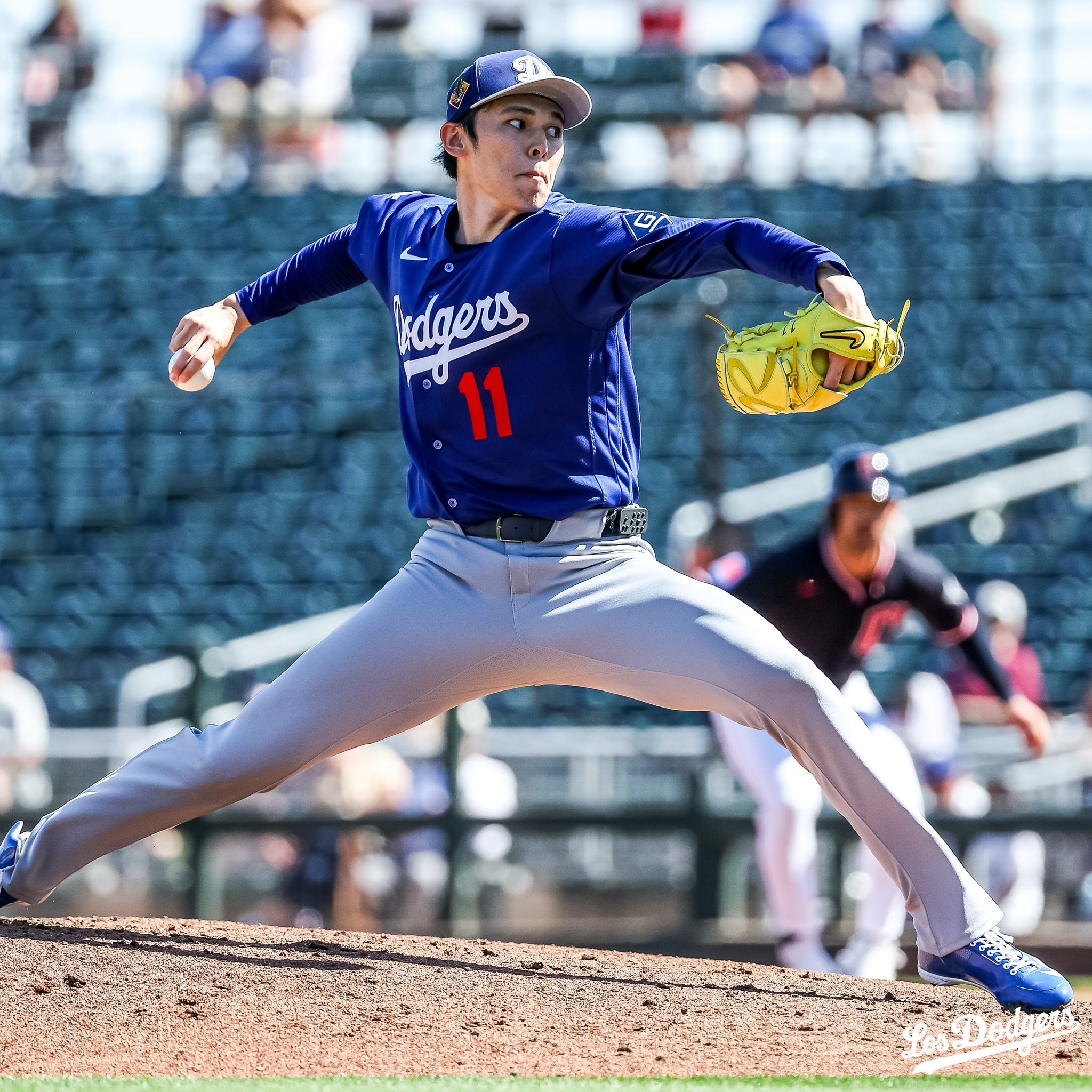 Una imagen de Roki Sasaki realizando un lanzamiento.