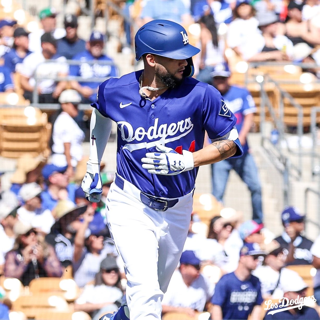 Andy Pages corre las bases.