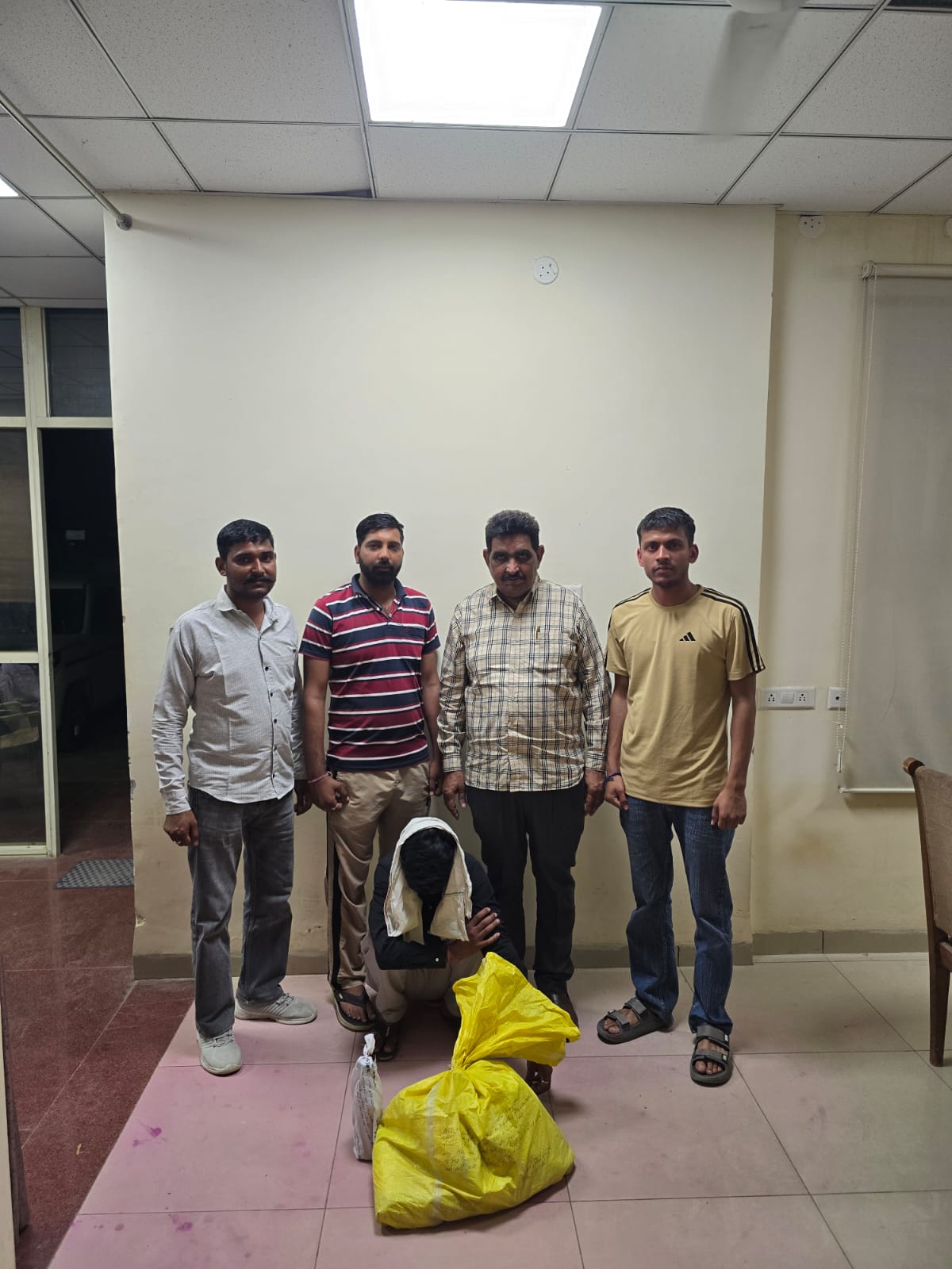 स्पेशल स्टाफ/एवटी स्टाफ ने रिसालिया खेड़ा से 15 बोतल नाजायज शराब सहित आरोपी किया काबू*- इस संबंध में प्रभारी उप नि. राजेश कुमार ने बताया कि दिनांक 05.03.2026 को वे स्वयं अपनी टीम के साथ अवैध शराब तस्करों के खिलाफ चलाए जा रहे विशेष अभियान के तहत गश्त के दौरान बिज्जुवाली से रिसालिया खेड़ा रोड़ पर पहुँचे तो एक नोजवान लड़का अपने दाहिने कंन्धे पर एक पीले रंग का कट्टा प्लास्टिक उठाये हुए बिजुवाली से रिसालियाखेडा की तरफ जाता हुआ दिखाई दिया जो पुलिस टीम को अपने पीछे देखकर एकदम घबराकर खेतों की तरफ मुड़कर तेज तेज कदमो से चलने लगा । जो उन्होंने शक होने पर साथी कर्मचारियों की सहायता से उस लड़के को काबू करके नाम पता पूछा तो उसने अपना नाम राजेन्द्र कुमार पुत्र बनवारी लाल निवासी रिसालियाखेडा बताया । जो उक्त शख्स के दाहिने कन्धे पर रखे कट्टा प्लास्टिक को नीचे उतारकर उसका मुंह खोलकर चैक किया तो उसमे कुल 15 बोतल शराब मार्का मस्ती माल्टा बरामद हुई । जो बरामद शराब के बारे उक्त शख्स से लाइसेंस व परमिट मांगा गया तो वह कोई संतोषजनक जवाब नहीं दे सका । जो बरामद अवैध शराब को कब्जा पुलिस में लेकर आरोपी के खिलाफ