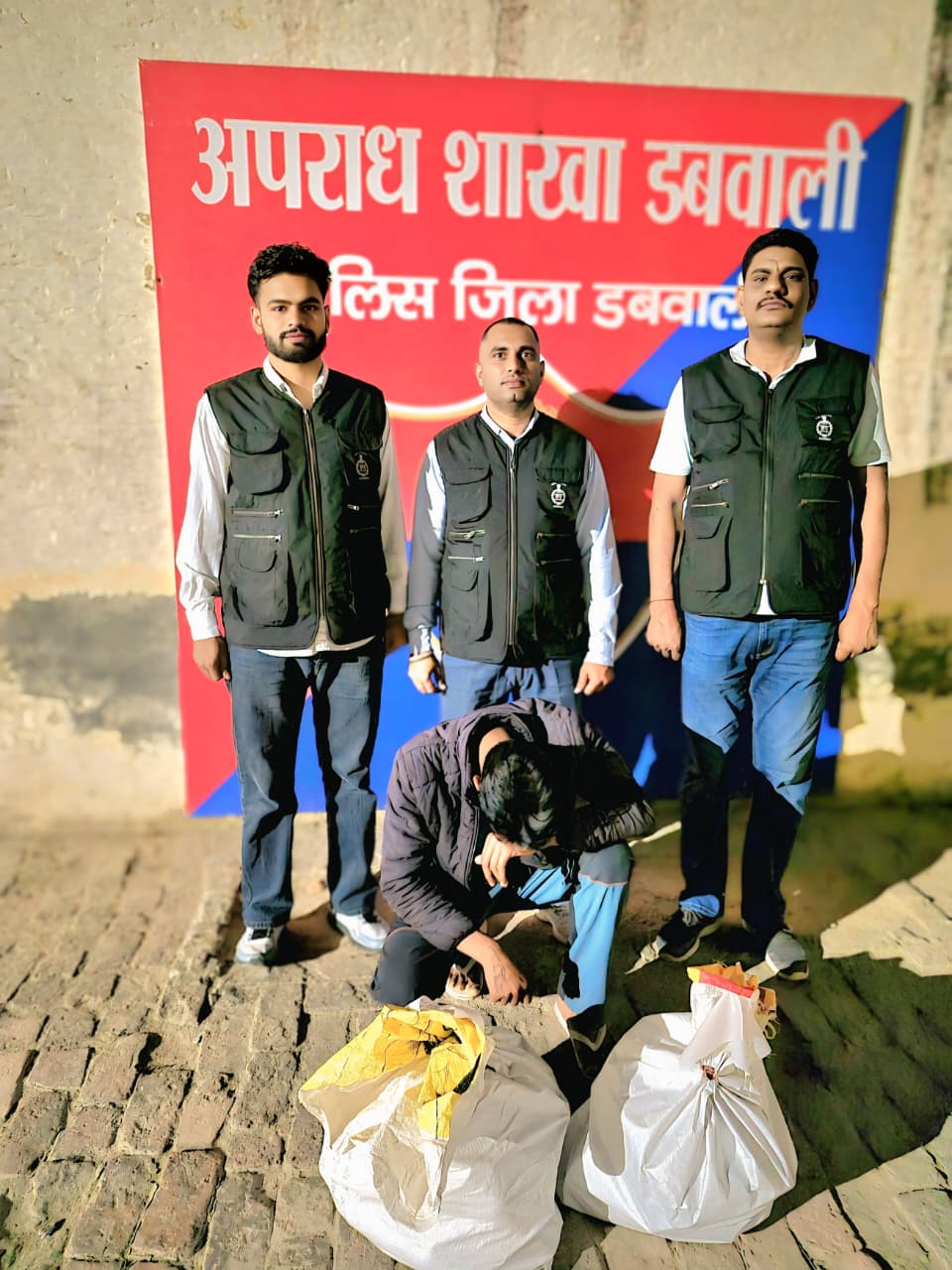 सीआईए स्टाफ डबवाली ने 48 बोलत नाजायज शराब सहित खुईयांमलकाना से आरोपी किया काबू*- इस बारे में जानकारी देते हुए सीआईए स्टाफ डबवाली प्रभारी उप निरीक्षक राजपाल ने बताया कि दिनांक 05.03.2026 को मुख्य सिपाही भरत सिंह के नेतृत्व में एक टीम गश्त व अपराध नियंत्रण के उद्देश्य से विश्वसनीय सूत्रों से मिली गुप्त सूचना के अनुसार गांव खुईयांमलकाना बस अड्डा के नजदीक एक खोखा के पास पहुंचे । जो एक व्यक्ति अपने पास दो कट्टे प्लास्टिक लिए हुए खड़ा दिखाई दिया । जो पुलिस टीम को देखकर खोखा के पास छिपने की कोशिश करने लगा । जो उन्होंने किसी अपराध का अंदेशा होने पर उक्त शख्स को काबू कर नाम पता पूछा तो उसने अपना नाम कुलवीर सिंह उर्फ निक्कू पुत्र जलोर सिंह निवासी नगराणा जिला हनुमानगढ़(राज.) बताया । जो उक्त शख्स की नियमानुसार तलाशी ली तो दोनों कट्टा प्लास्टिक में से 48 बोतल नाजायज शराब मार्का माल्टा मस्ती की बरामद हुई । जिसके बारे में वैध परमिट व लाइसेंस मांगने पर उक्त शख्स कोई कागजात पेश नहीं कर सका । आरोपी के खिलाफ सदर थाना डबवाली में आबकारी अधिनियम के तहत अभियोग दर्ज कर कार्रवाई शुरू की गई है ।