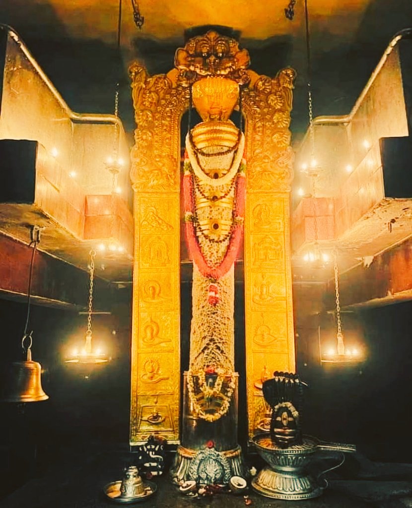 Sri Kalahasti Temple situated in Andhra Pradesh State, known as a Pancha bootha Lingam known as representing the element of air. Very large and beautiful flowers decoration Lingam. On seeing this Vayu Shivling, only one feeling arises in the mind – Om Namah Shivaya Mahadev.
