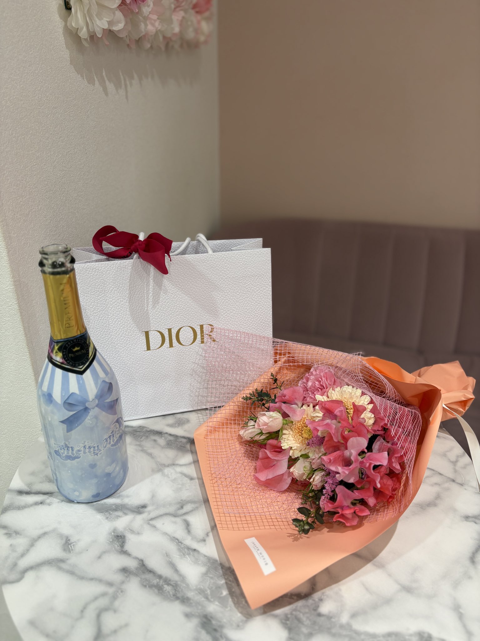 卒業する前に初めてロゼ飲めた😻✨
ひとつ夢が叶ってとっても嬉しい.ᐟ.ᐟ
卒業プレゼントもお祝いの花束もありがとうございます✨なちさんとーーっても幸せです‎🤍