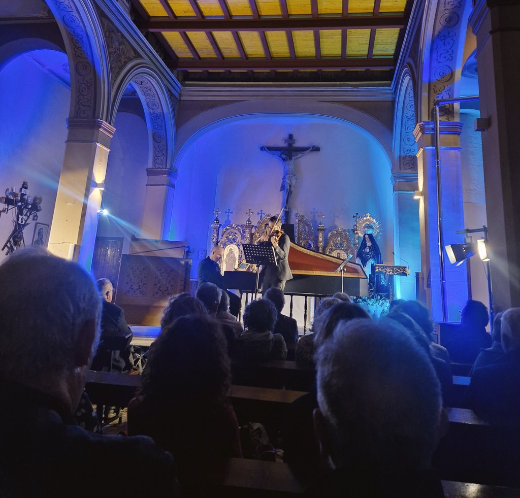 L'eaglésia de la Sang de Lleida. Sancrist al fons i els intèrprets en ple concert.