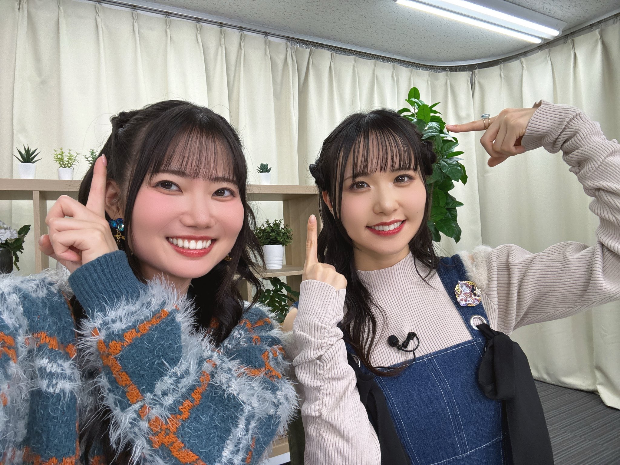 おじかなお(左)とかざままゆこさん(右)のツーショット写真。
2人ともハーフツインのような髪型で、それぞれ自分の髪型を指さしている。