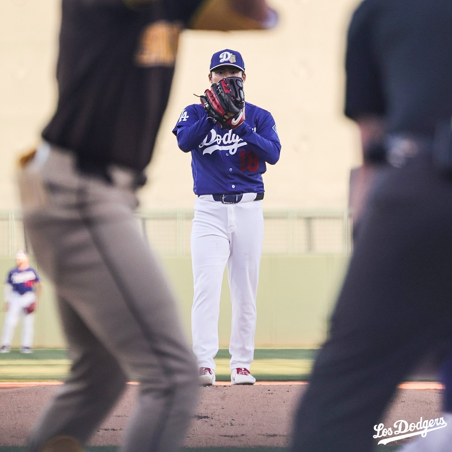 Yoshinobu Yamamoto se prepara para lanzar.